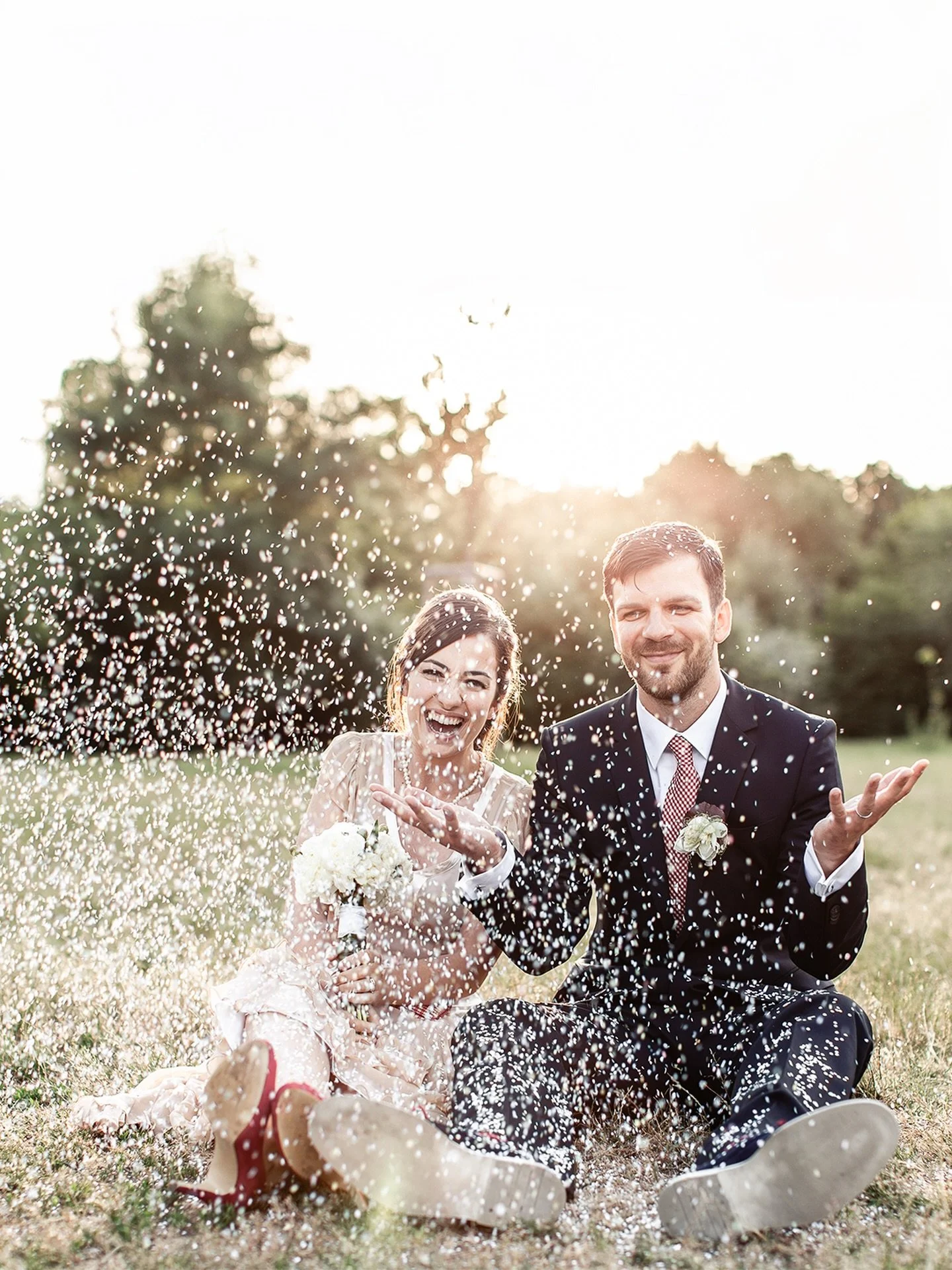STARTEN WIR DAS WOCHENENDE MIT KONFETTI 😍

&mdash;&mdash;&mdash;

#aufdieliebe #hochzeitsportrait