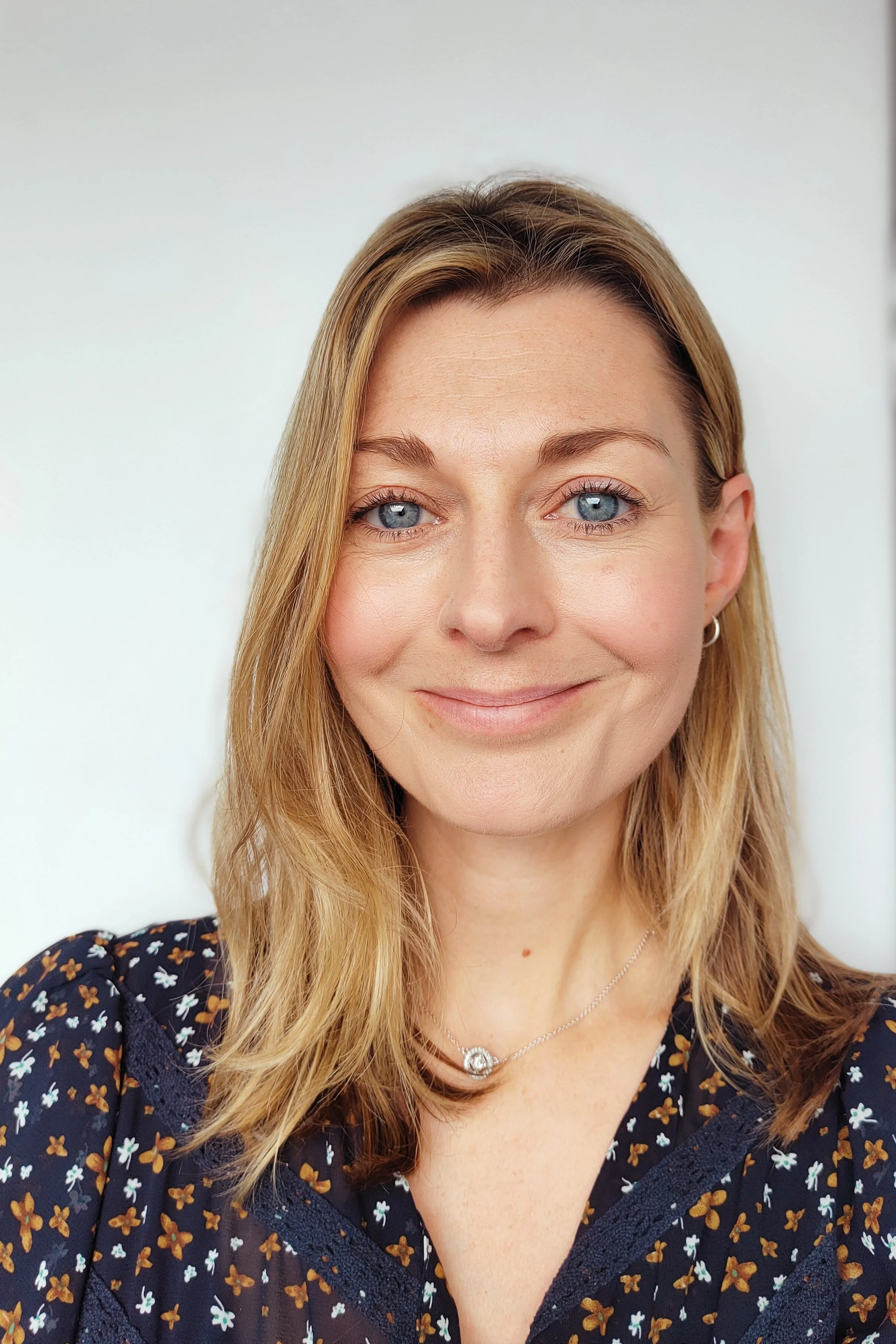 Dr. Lucy Coonan portrait photo. Smiling Clinical Psychologist in Bristol