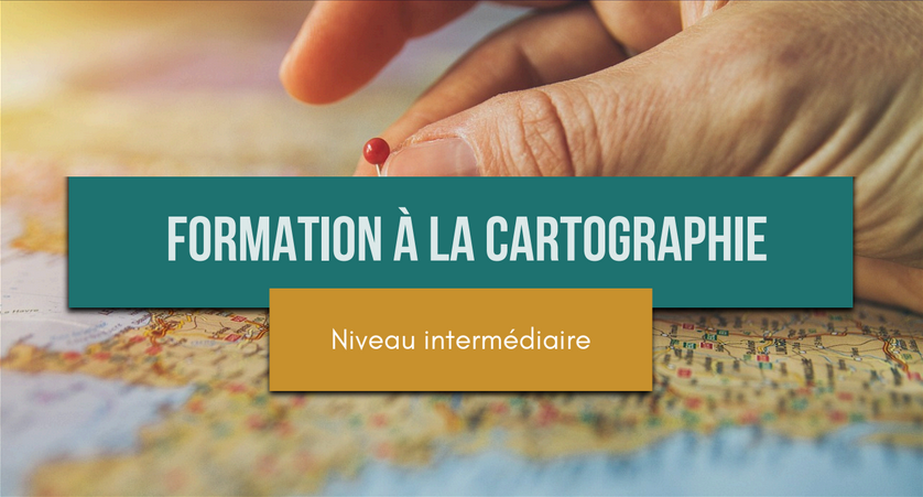Cours de formation en cartographie avec carte et main marquant un lieu, pour niveau intermédiaire.