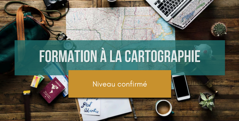 Une table en bois avec divers objets liés à la cartographie et l'exploration, tels qu'une carte, un ordinateur portable, un carnet, des chaussures de randonnée, un mug, un téléphone portable, et une petite plante. Il y a aussi un gros texte sur l'image qui dit "Formation à la cartographie" avec un sous-titre "Niveau confirmé".