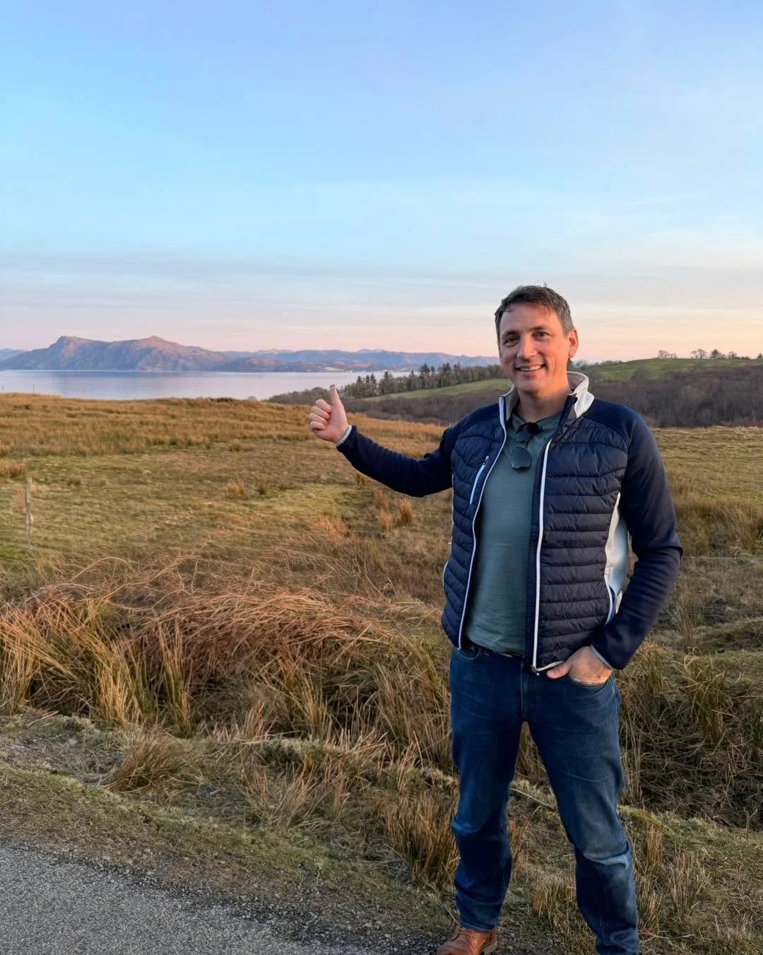 Such a gorgeous night here on Skye and a big thumbs up to the good folk in Mallaig behind me 🤪

Looking forward to tonight&rsquo;s tunes in Sleat and then onto Oban, Tarbert and Taynuilt this weekend. 🪗