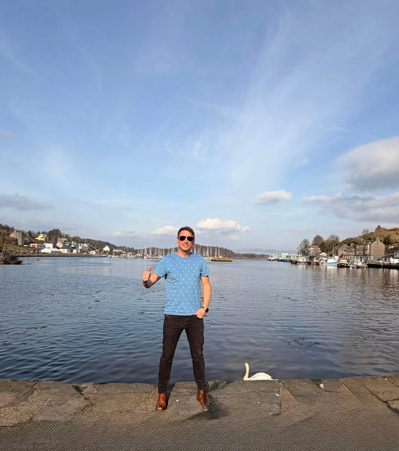 A wonderful day so far presenting the Saturday Show with Amy Irons this morning, with special guests, Jennifer Reoch, Fred MacAulay, Jacky McNamara and James McAvoy. Now arrived in Tarbert for tonight&rsquo;s fun and the sun is shining. Hope it&rsquo