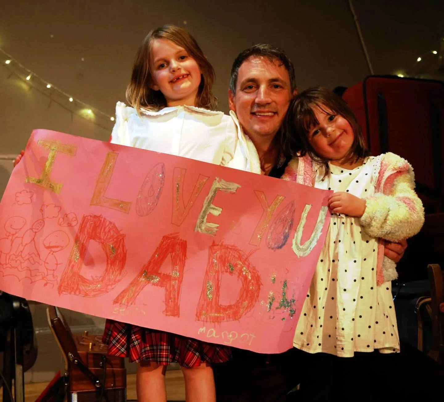 Such a lovely concert in Taynuilt last night and a huge thanks to Margot and Gracie for their amazing banner that they made for me 🥰 

📸 Kevin McGlynn