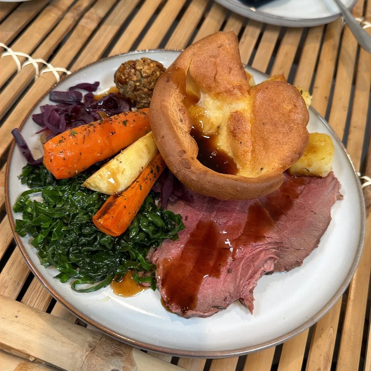 Did you know our Sunday roast dinners are cooked using only local suppliers! We source our meat from @hogmanbutchers &amp; all our vegetables from @nashfarmthanet 

We have some limited spaces for this Sunday! 

Head to www.noarooftop.co.uk to book

