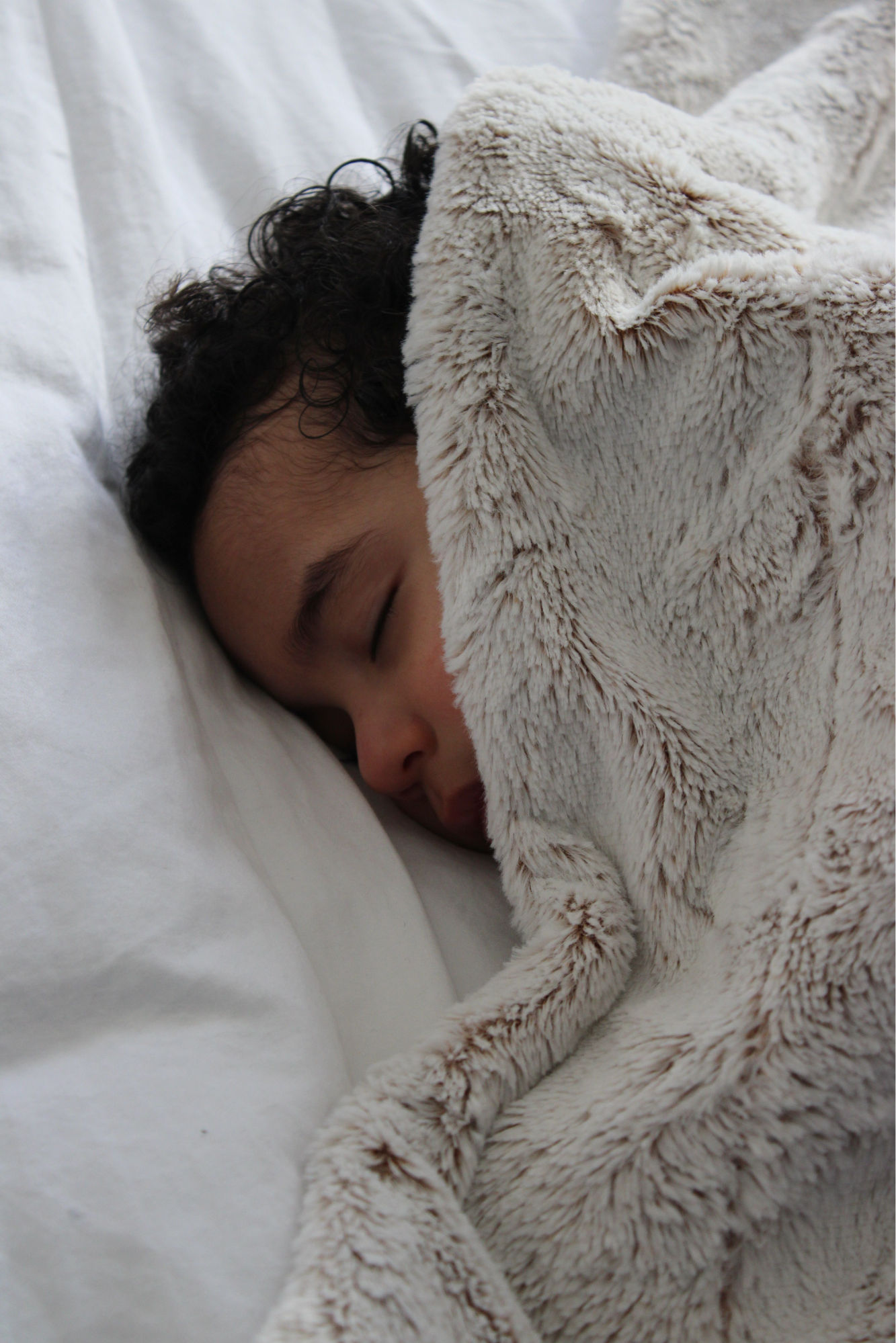 enfant endormi sous la couverture