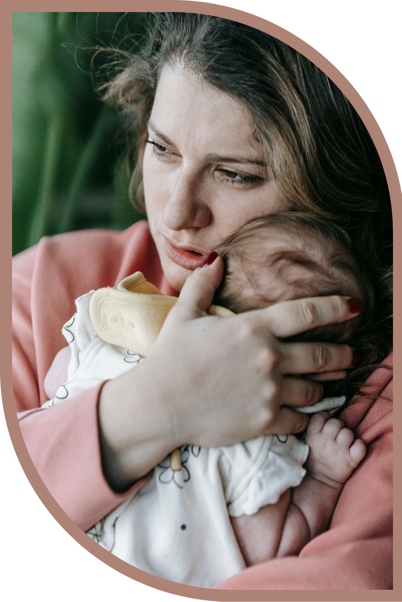 maman épuisée essayant d'endormir son bébé