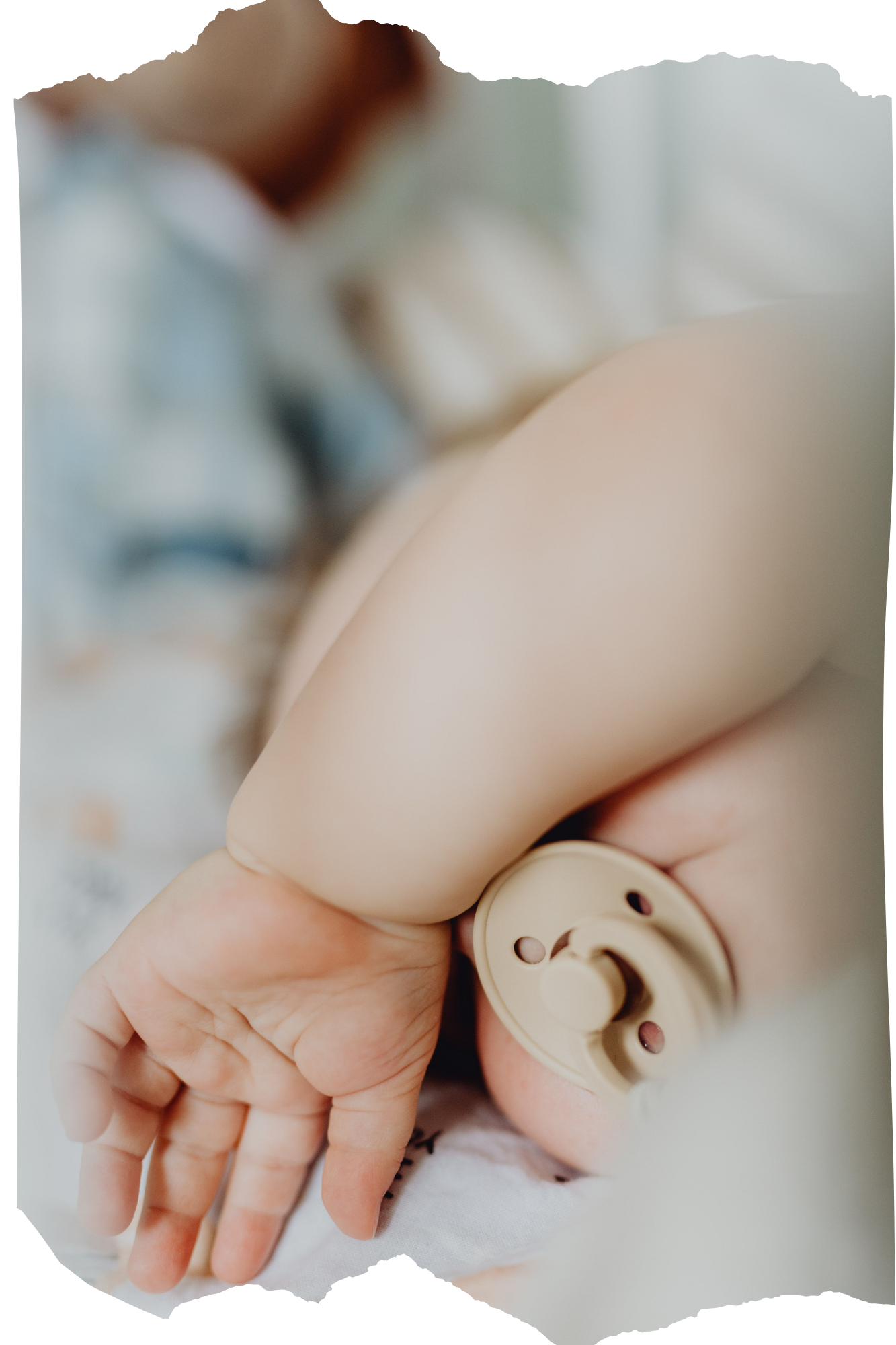 enfant qui dort dans son lit la nuit
