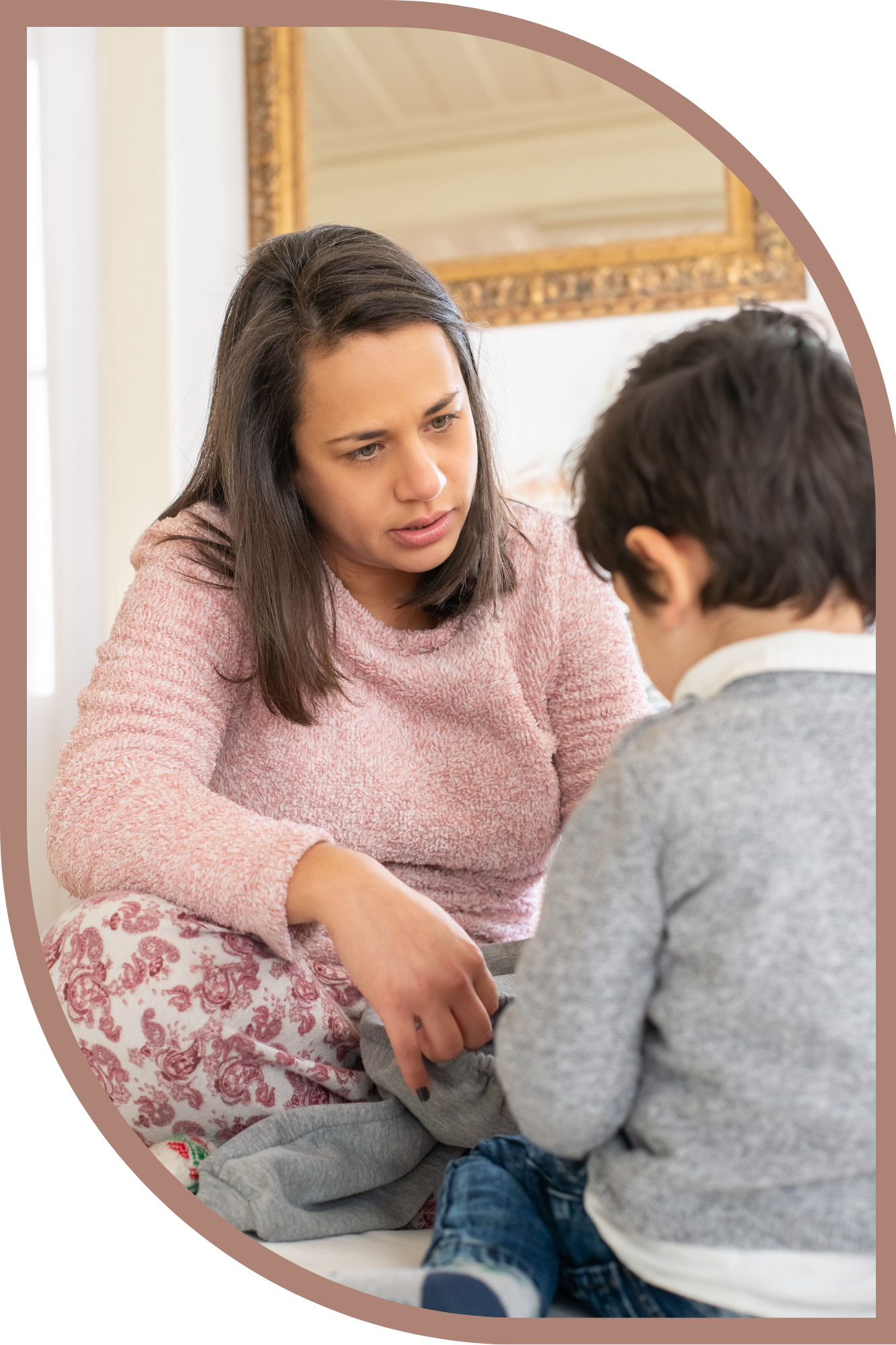 Illustration d'une mère et son enfant, lien apaisé grâce à la parentalité relationnelle