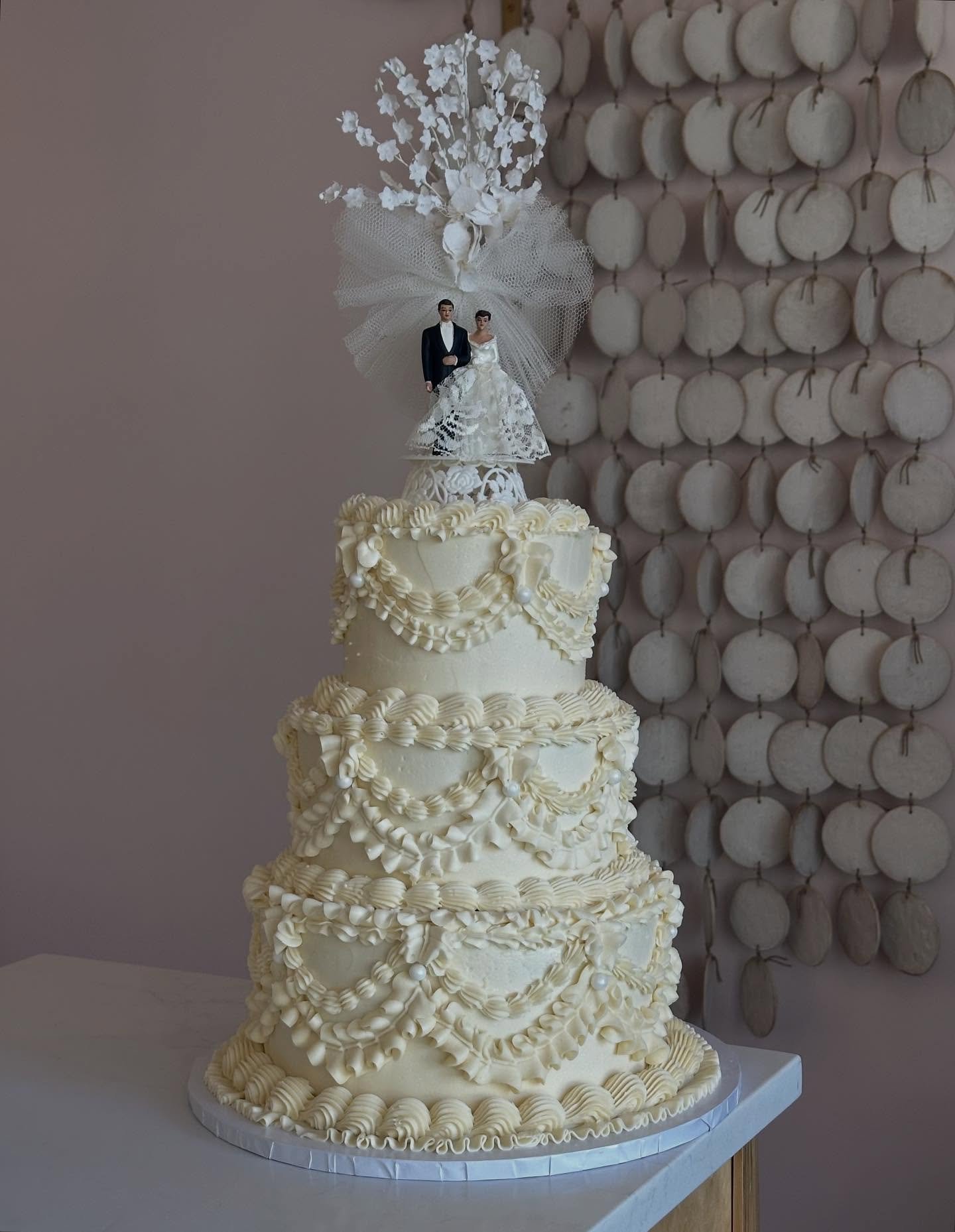 Aww, some really sweet cakes of late. A vintage wedding cake topper from Grandma &amp; Grandpa- let&rsquo;s bring these back! 🥹 Some lovely piping with fall colored roses and a new favorite design of piped ❤️&rsquo;s. So grateful and always honored 