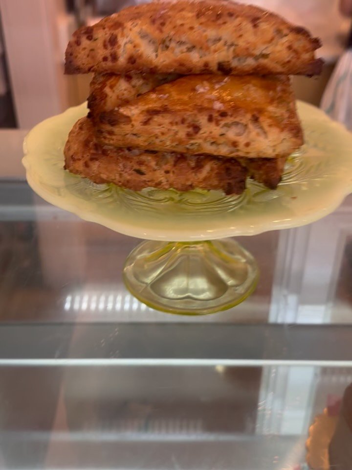 For a sleepy Sunday our case is on 🔥! Come by for a Cheddar Scallion Scone, a Cranberry Frangipane Tart or my new favorite Kitchen Sink Cookie! So much tasties to taste.