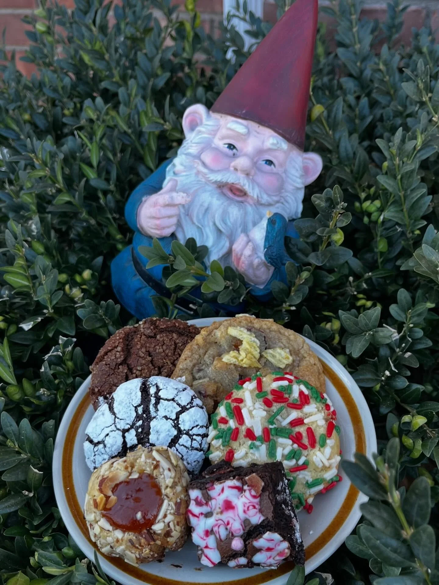 We&rsquo;ve got minis! Lil&rsquo; Christmas size cookies in the case to make up your own Christmas Cookie Boxes. 🤶 Final holiday stretch friends, we&rsquo;ll have cookie boxes &amp; hopefully extra tarts, pies &amp; cakes for you. Call to see what w