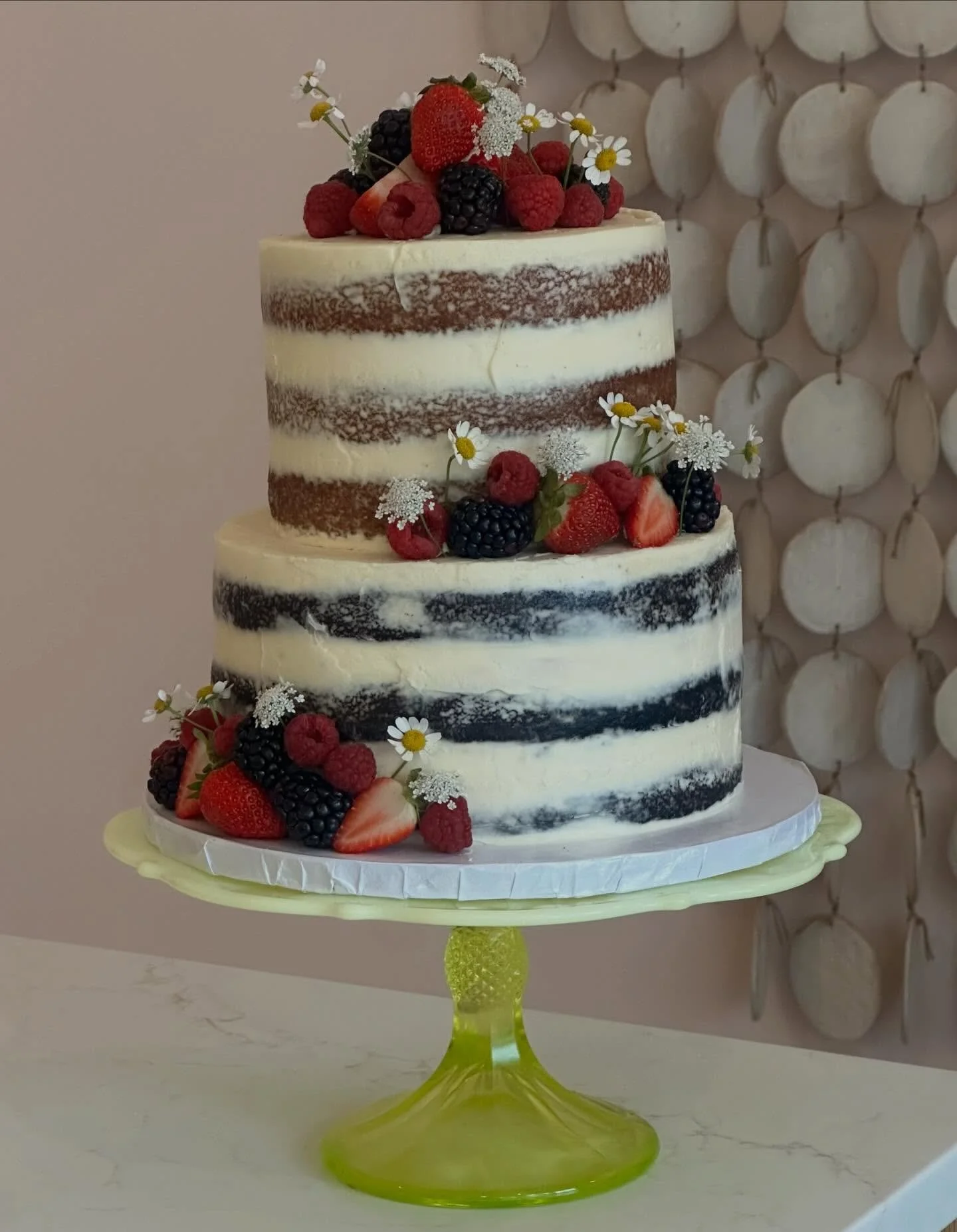 Remember berries &amp; flowers? Yeah, me too. Just a few more Nor&rsquo;easters and spring is around the corner! Until then, enjoying this bi-color naked cake with fresh berries &amp; charming chamomile flowers throw back. Soon friends. ☀️