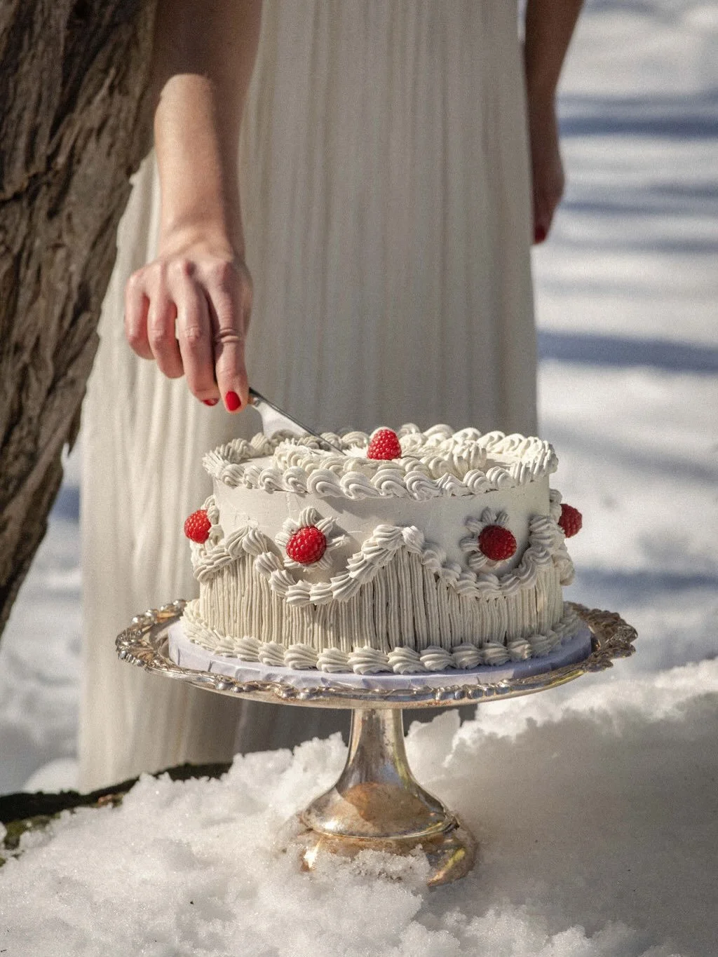 Let them eat cake! This cake is giving strong Marie Antoinette vibes, and I&rsquo;m here for it. A great kick off to Women&rsquo;s History Month. 👑 Loved being a part of the this snowy photo shoot by @table75co with gorgeous photos by @magicflutepho