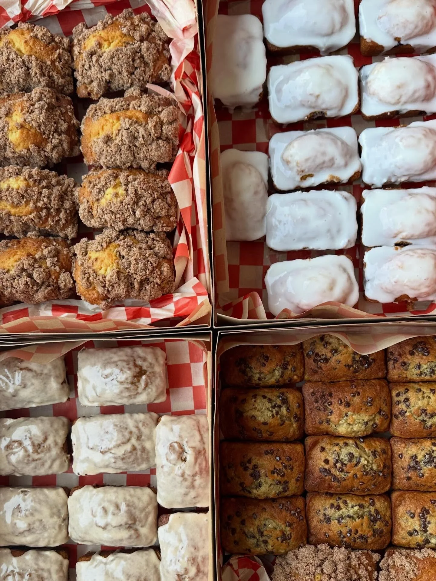 Family reunion brunch mini loaf situation. ☕️ We baked up mini olive oil blueberry w/ lemon glaze, pumpkin w/ chai glaze, banana choc chip and crumb cake adorable mini loaves for a big group to wake up to this weekend. That&rsquo;s a Good Morning!🌞 