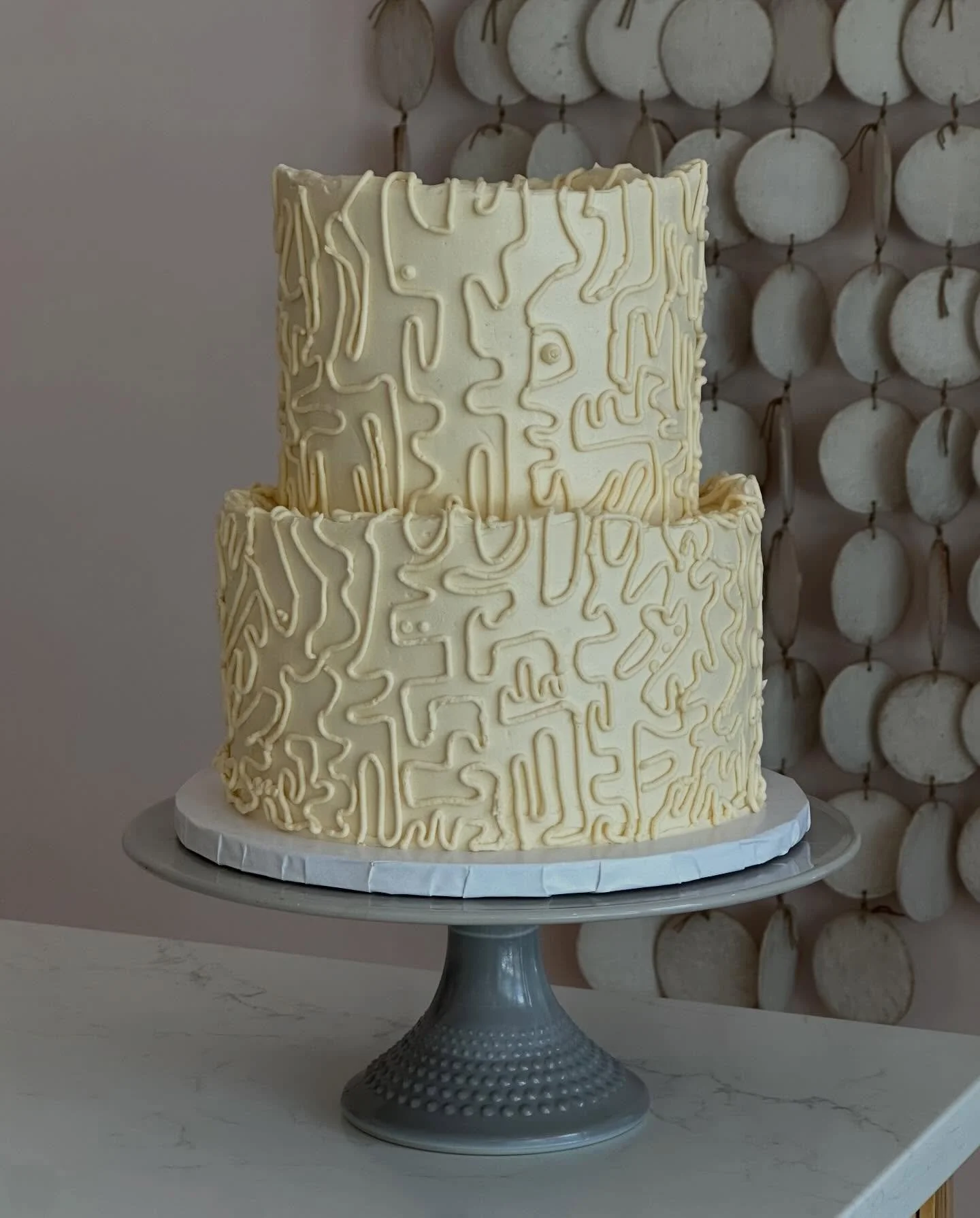 🤍Artful Dessert🤍 Monochromatic squiggle design on a tiered citrus olive oil cake with raspberry filling. Loved making this design for a photo shoot project with @fresh.takeco