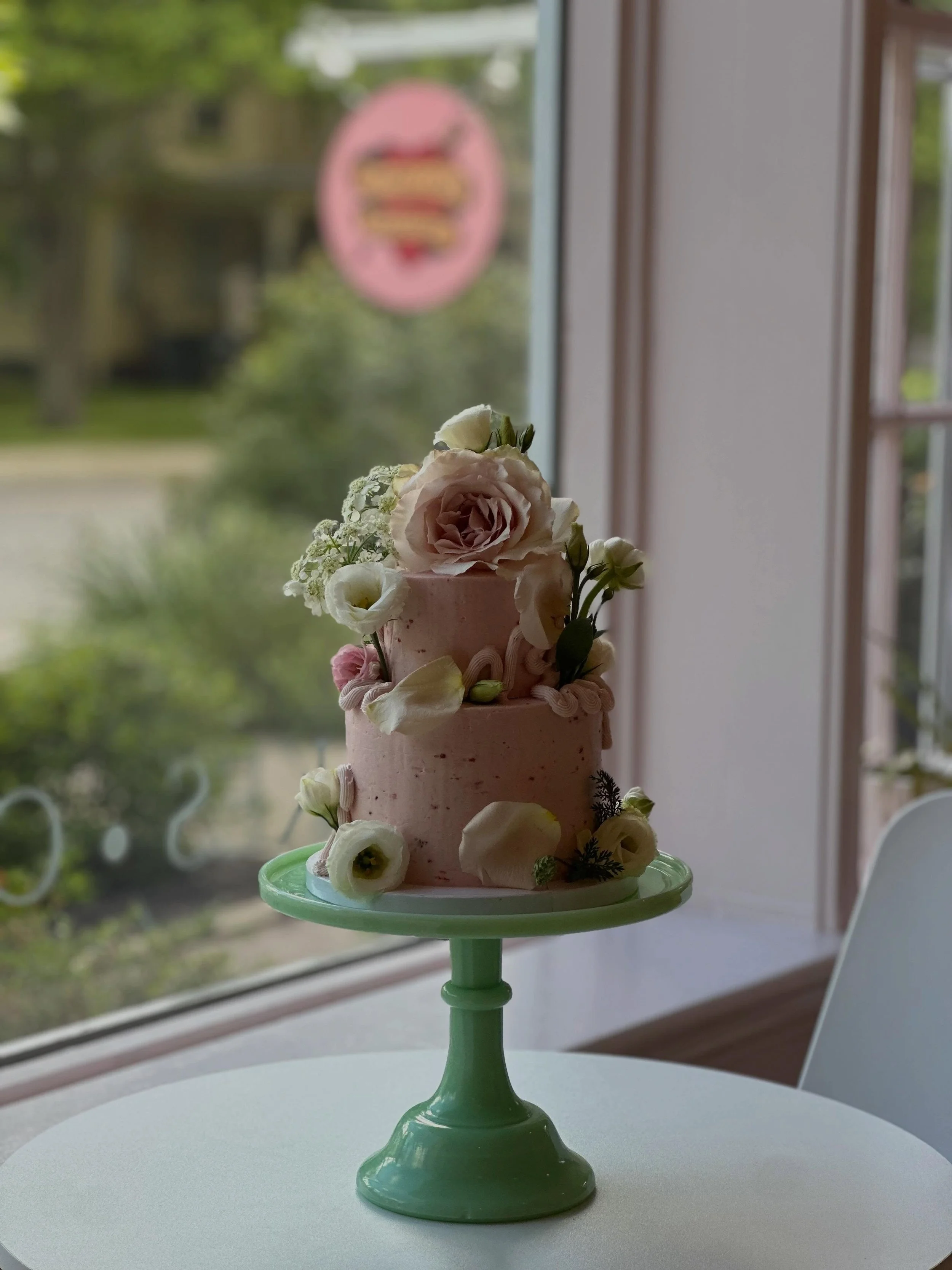 💗 Loving these tiny wedding cakes, tiered 6&rdquo; &amp; 4&rdquo; cakes have the sweetest vibe. 💗 Small enough to make a statement but not big enough to share, oopsie! :)