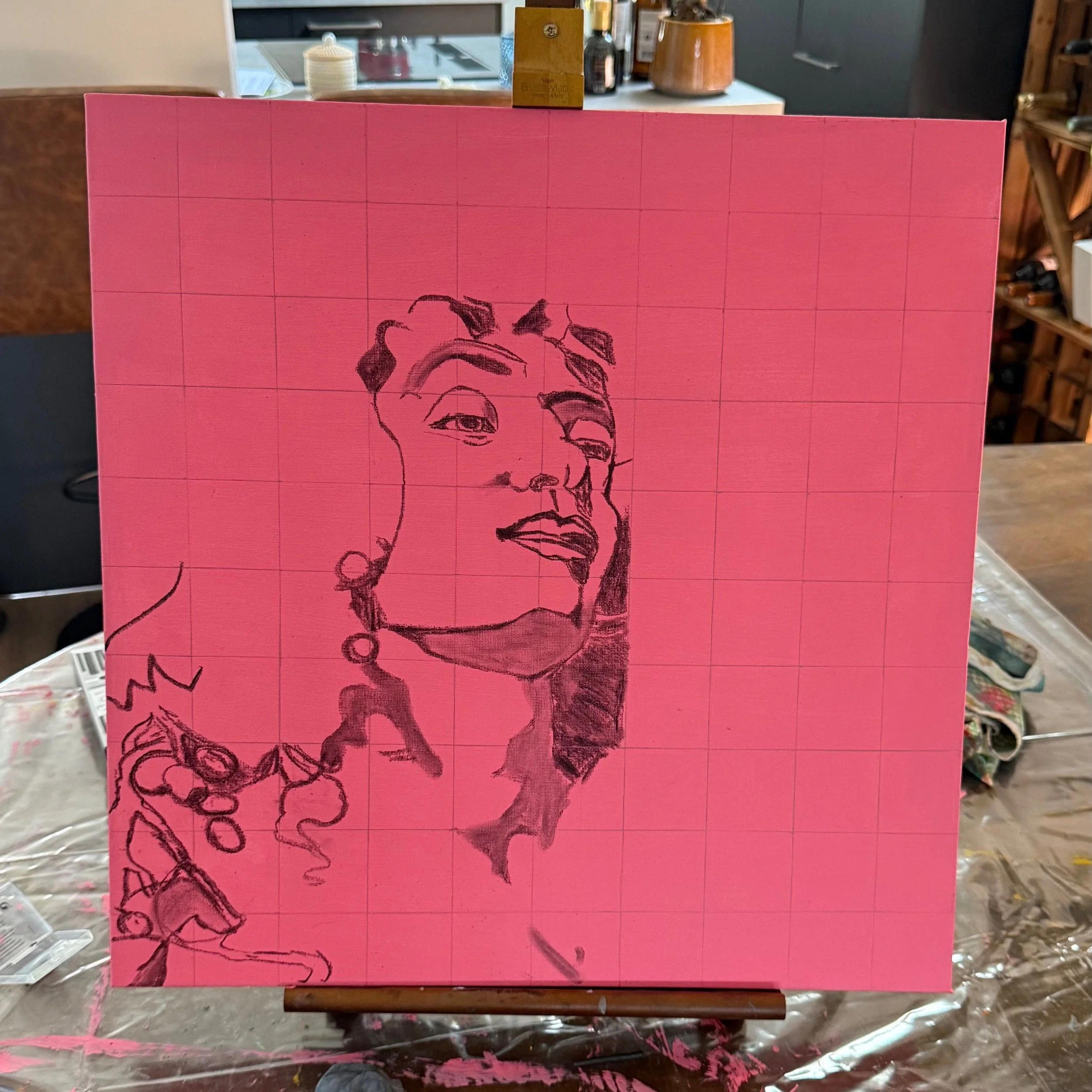 Schets op roze geschilderd doek met rasterlijnen en houtskooltekening in opbouw, gebruikt bij het opzetten van een schilderij.