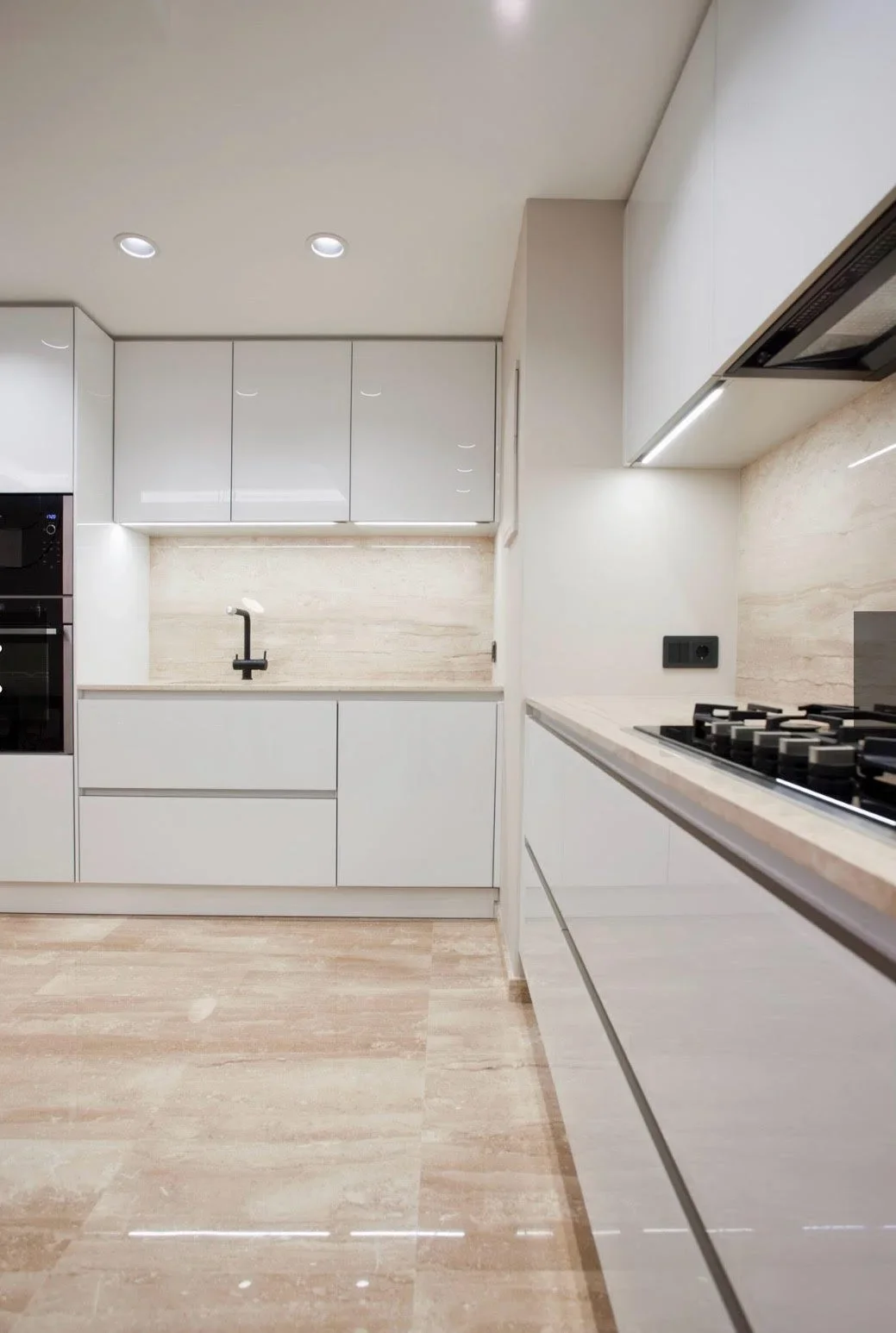 Cocina moderna con isla central reformada por Grook Reformas Madrid