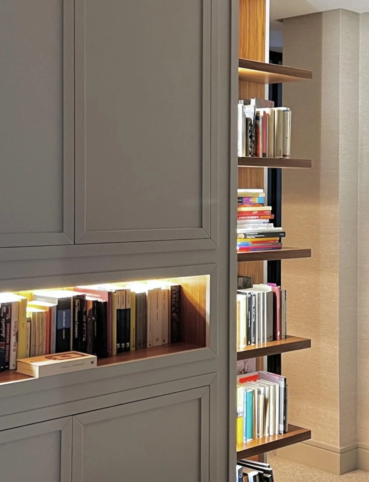 Estantería con mueble beige en piso reformado en Barrio El Retiro
