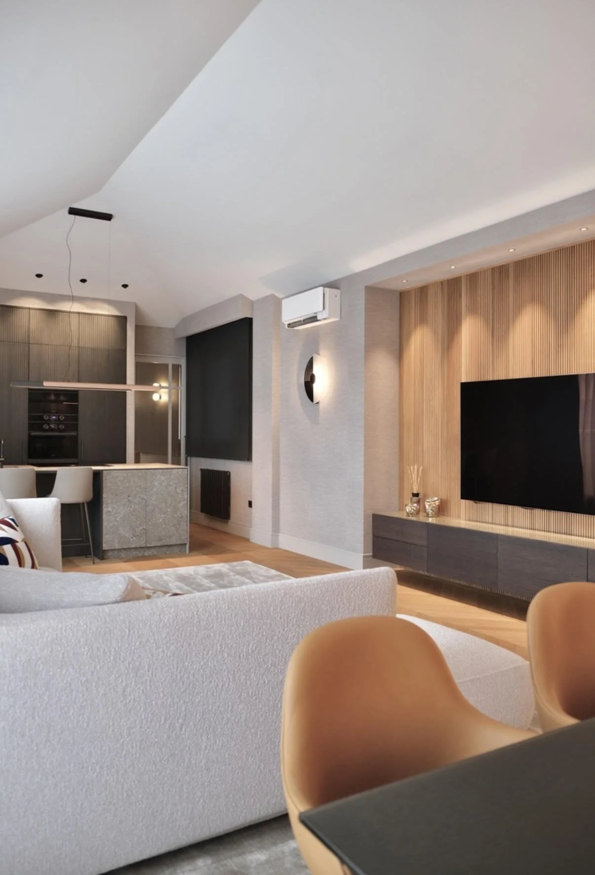 Salón con mueble de televisión integrado en madera en piso reformado en Barrio El Retiro