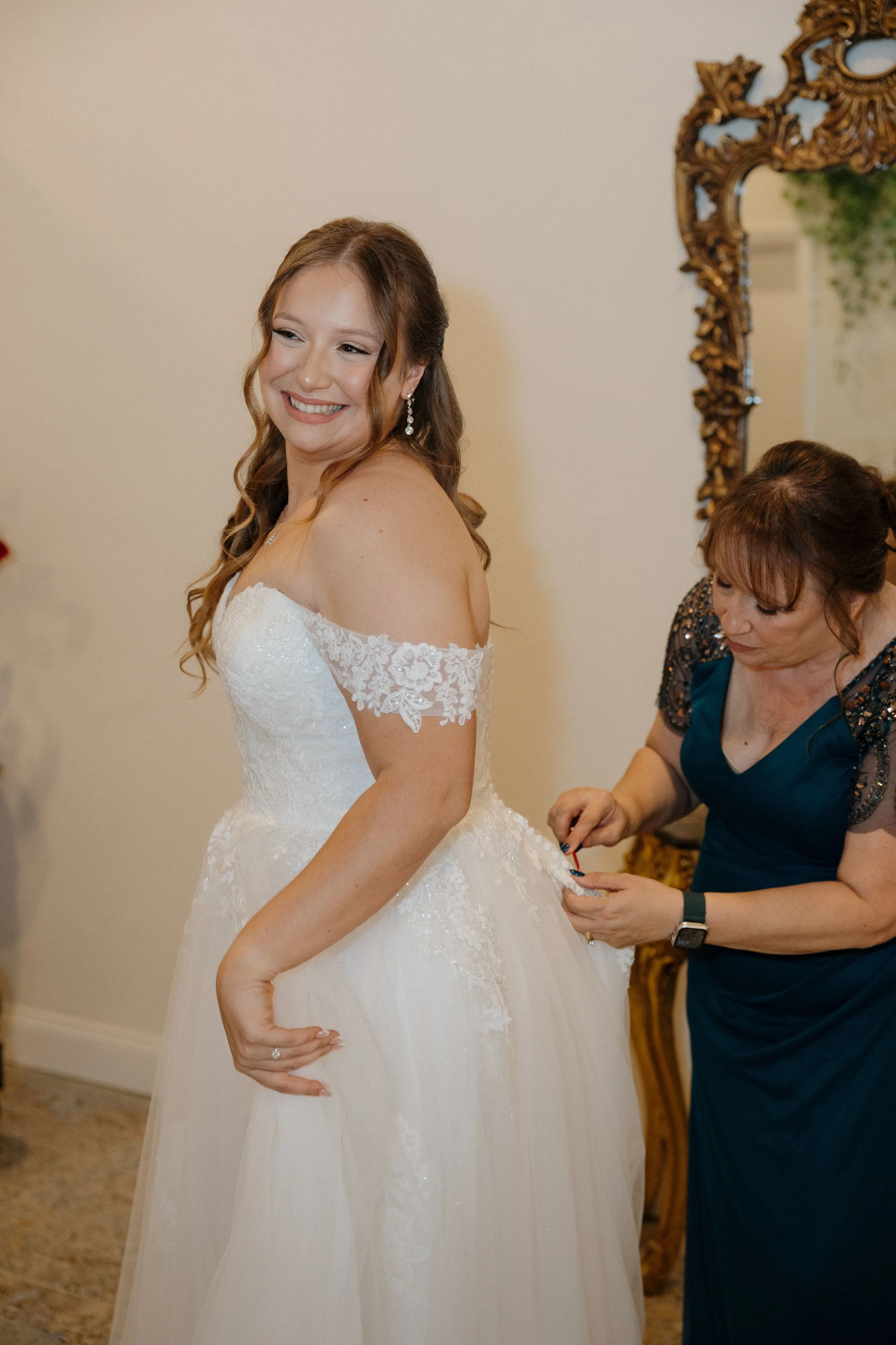 OppedalV_Getting Ready and First Looks-067.jpg