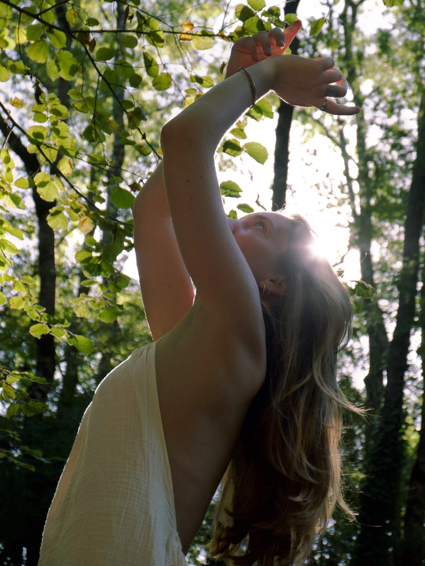 The day I got to play forest fairy 🧚🏼💚

Here&rsquo;s a small selection of pictures from a photoshoot I recently did in one of the most beautiful nature spots near us in the French countryside 🌳
A little glimpse of what&rsquo;s to come tomorrow, s