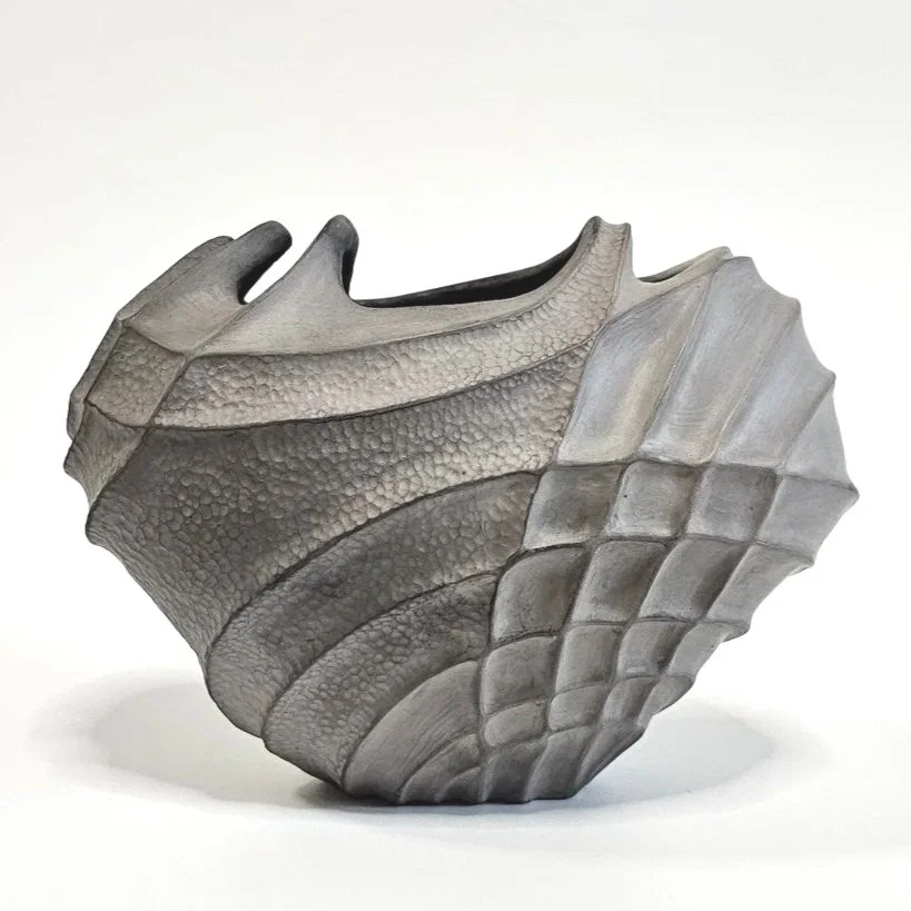 traces 2024

Earthenware, bucchero
19 × 12 × 19cm


lines as the pathways, connections and narratives, the hammered texture as the chronicle of lived experiences