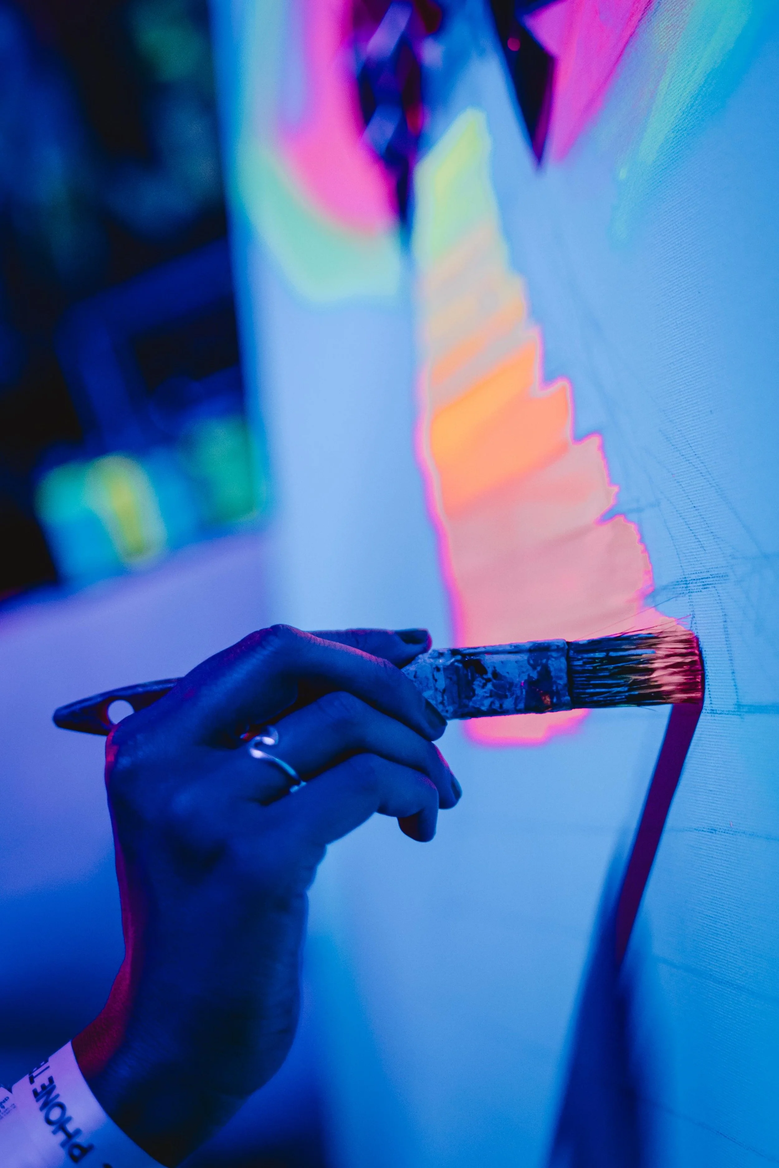 Paz Verdias pintando en vivo en la fiesta PhoneTec