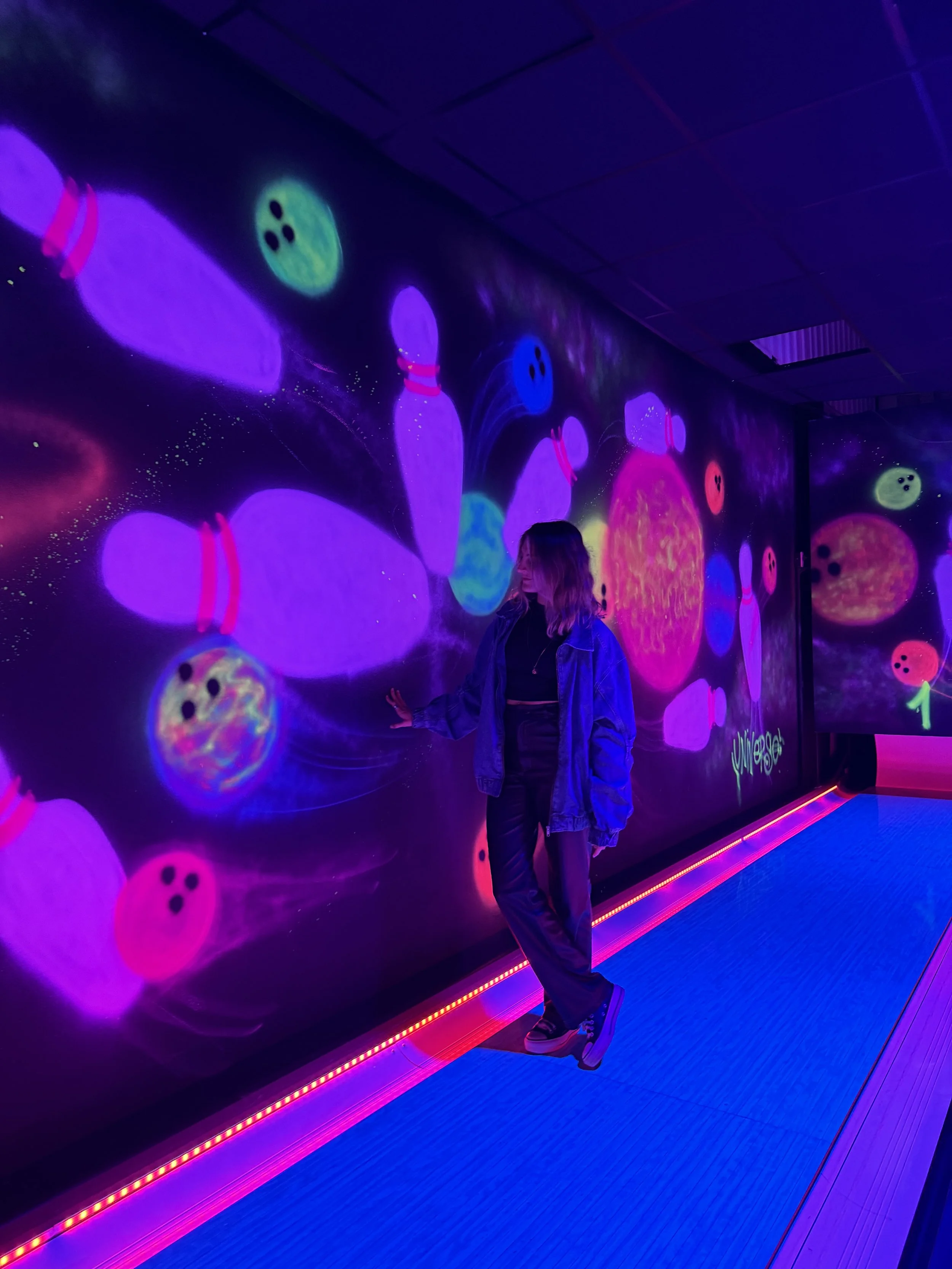 Diseño y pintado de las paredes del bowling Almenara mall