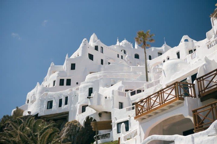 🇺🇾✨ Discover the breathtaking beauty of Punta Del Este, Uruguay! Explore the stunning architecture of Casapueblo, with its iconic white buildings and charming porches overlooking the sparkling sea. This coastal gem is perfect for soaking in the sun
