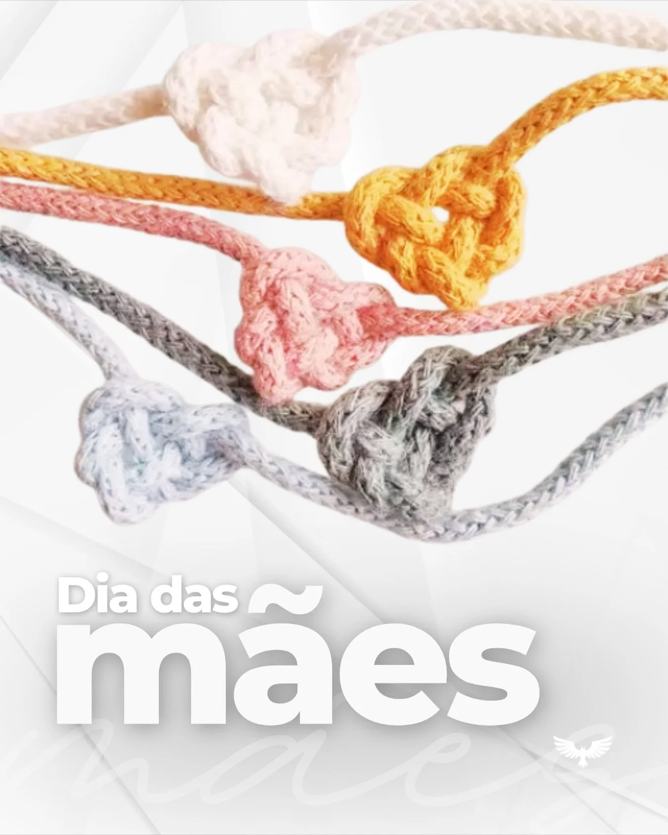 M&atilde;e &eacute; fio que enla&ccedil;a com carinho, unindo hist&oacute;rias e fortalecendo la&ccedil;os mesmo nos dias mais dif&iacute;ceis.

&Eacute; presen&ccedil;a que desata n&oacute;s, acolhe e mant&eacute;m tudo junto &mdash; com amor, for&c