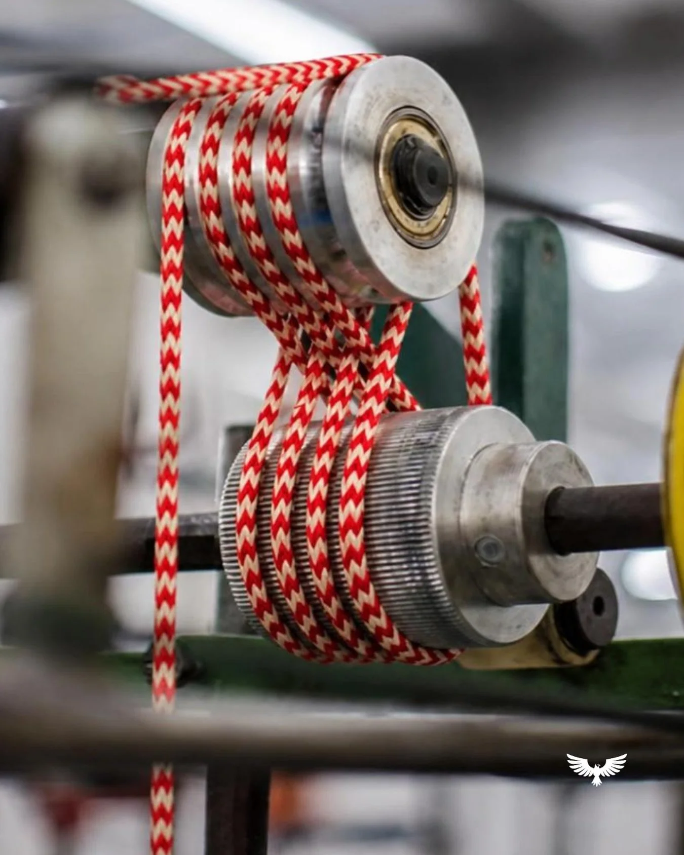 Entre fios, precis&atilde;o e movimento, cada detalhe ganha forma. 🪢

&Eacute; na combina&ccedil;&atilde;o entre tecnologia, processo e acabamento que transformamos componentes em diferencia&ccedil;&atilde;o para o produto final.

Porque qualidade n