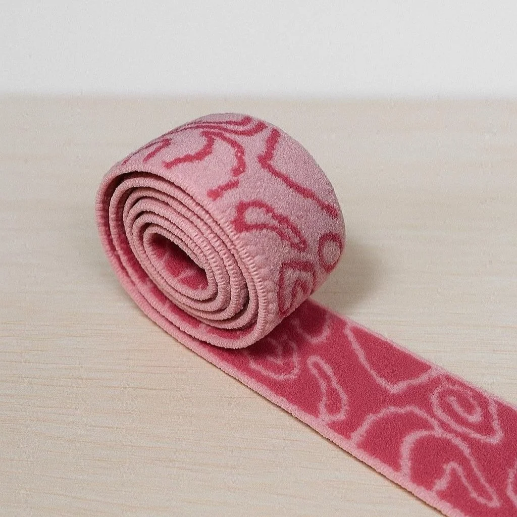 Faixa de cabelo rosa com estampa de coração, enrolada em espiral sobre uma superfície clara.