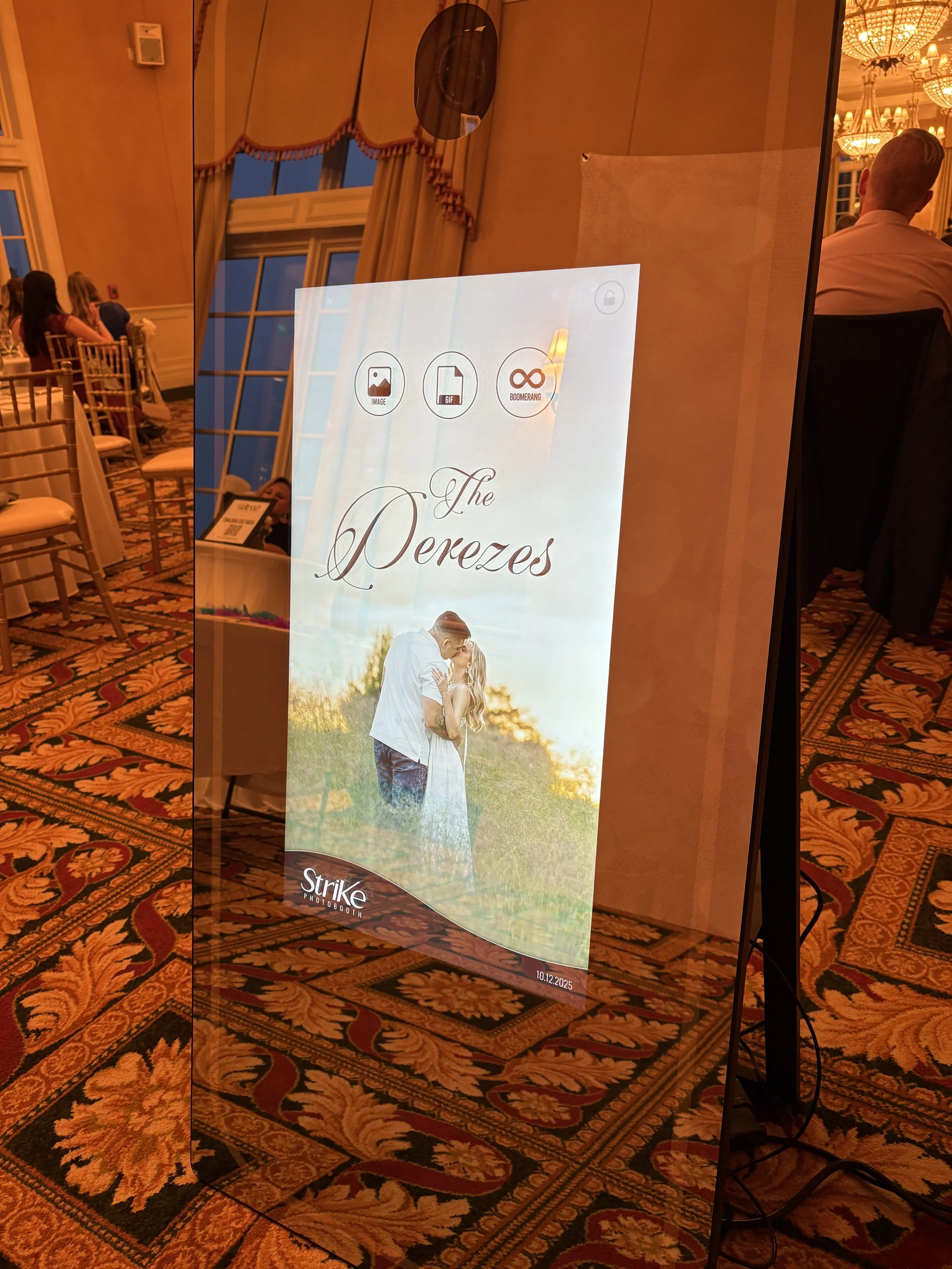 How to match your Mirror Photobooth to your Wedding Theme.