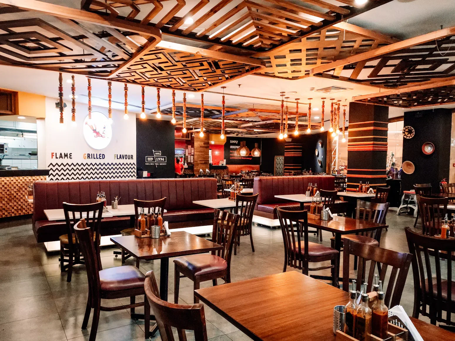 Restaurant aménagé avec des banquettes, des tables et des chaises