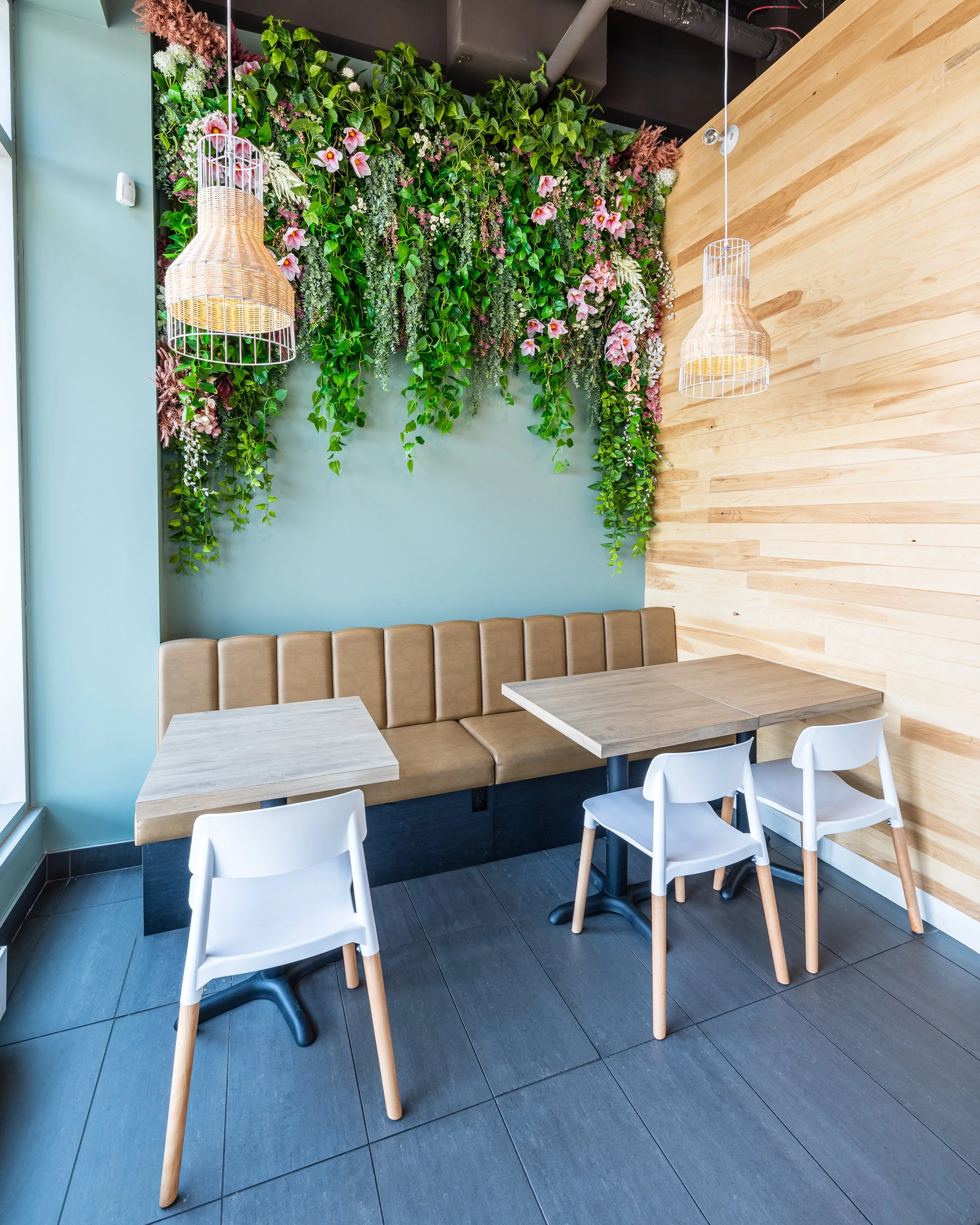 amenagement interieur restaurant, design restaurant, design commercial, designer restaurant, design commercial, Rübik Design, banquette, plantes, terrazzo, poutres bois, lampe rotin, murs verts, rose, Chicoutimi
