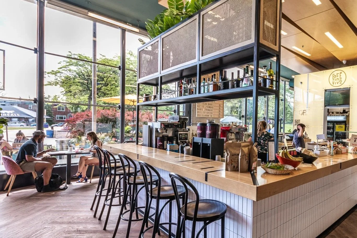 post thumbnail, amenagement interieur restaurant, design restaurant, design commercial, designer restaurant, design commercial, Rübik Design, bar, plantes, marbre, rotin, plafond bois, céramique, café, comptoir céramique, Montréal, Parc Olympique