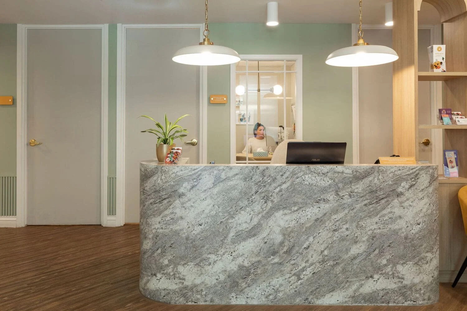 post thumbnail, design commercial, design intérieur commercial, arche, réception, vert, bois, marbre, salle attente, lambris, , aménagement intérieur , aménagement bureaux, Rübik Design, comptoir, réception, bureaux, plantes, Villeray, Montréal
