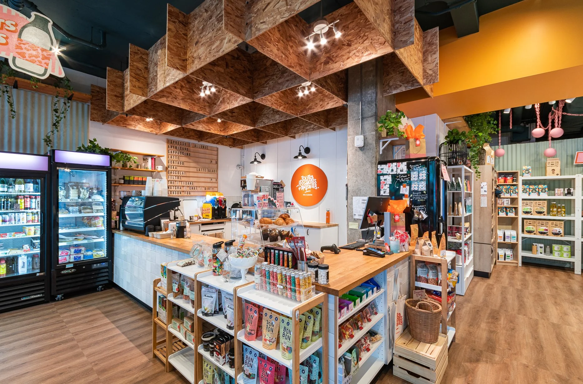 post thumbnail, amenagement interieur commerce, design commercial, design commercial, Rübik Design, céramique, présentoir, plantes, plywood, comptoir bois,  plancher bois, plantes, lambris, lampe rotin, mur vert, rose, lampe mur, Shop Angus, Montréal