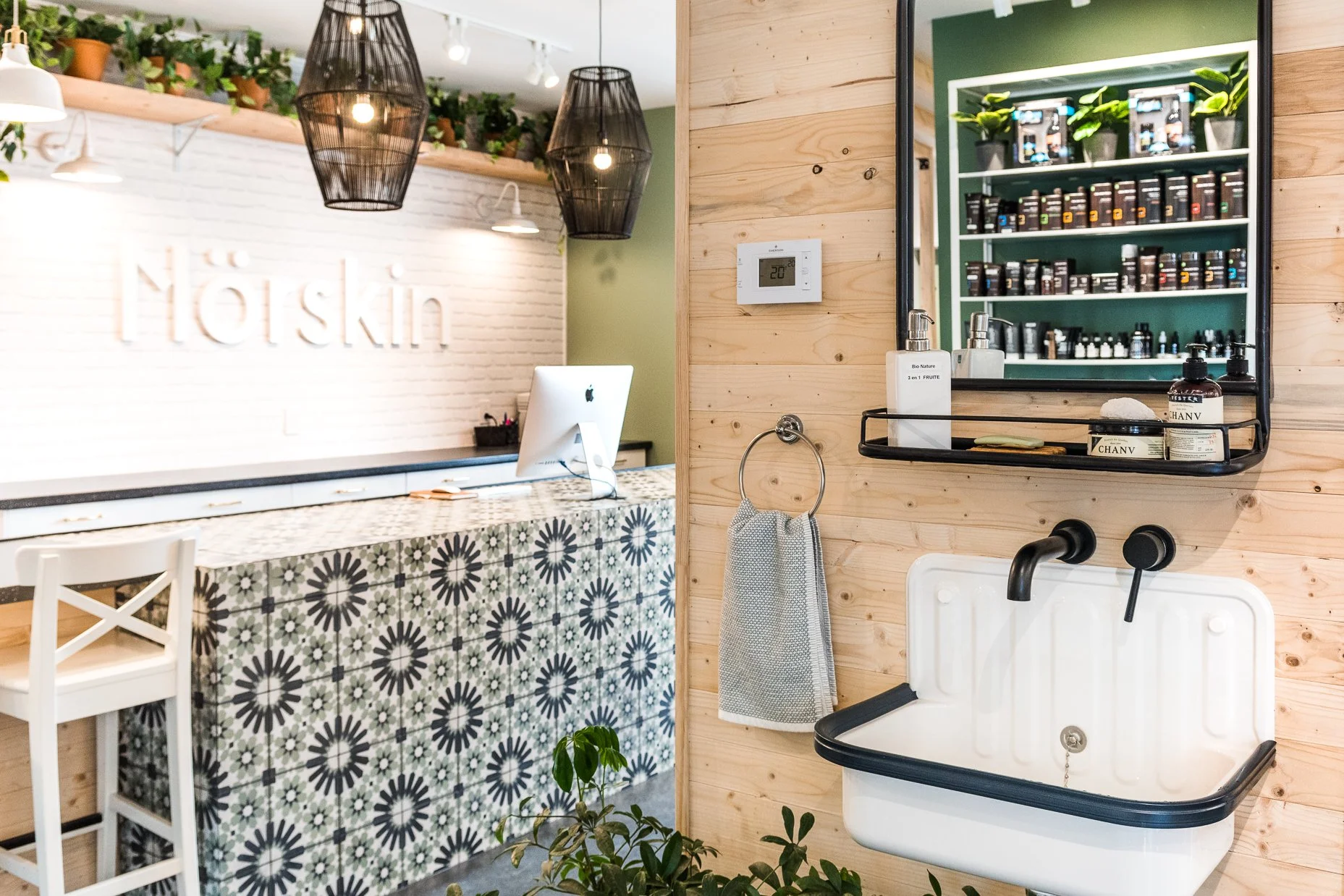 post thumbnail, design commercial, design intérieur commercial, aménagement intérieur magasin, aménagement intérieur boutique, aménagement boutique, Rübik Design, lavabo murale, brique, tuile, comptoir caisse, lambris, bois, esthétique, Blainville