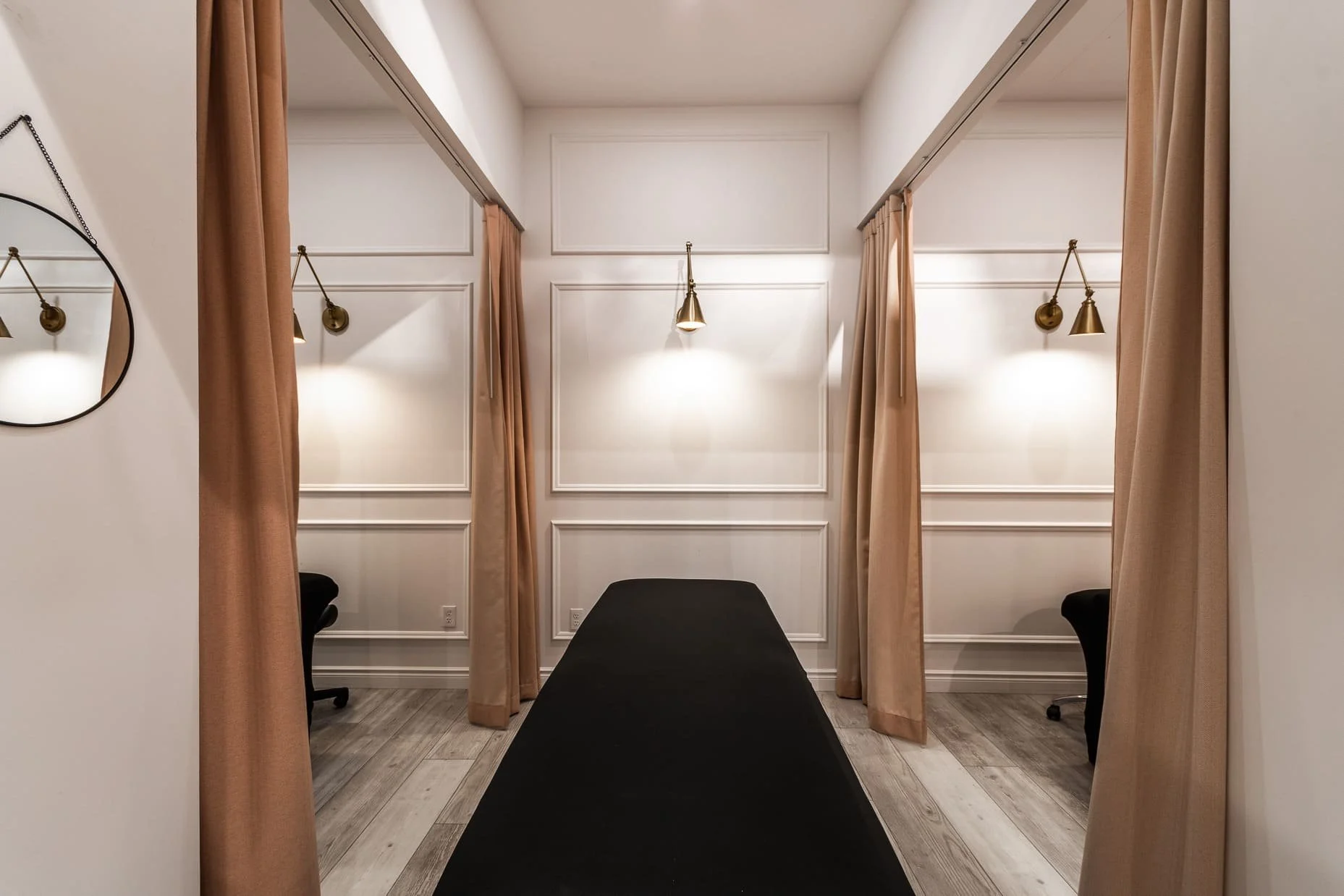 post thumbnail, design commercial, design intérieur commercial, aménagement intérieur magasin, aménagement intérieur boutique, aménagement boutique, Rübik Design, moulure, caisson mur, lampe murale, bronze, mur blanc,rideaux rose, bois, plantes Laval