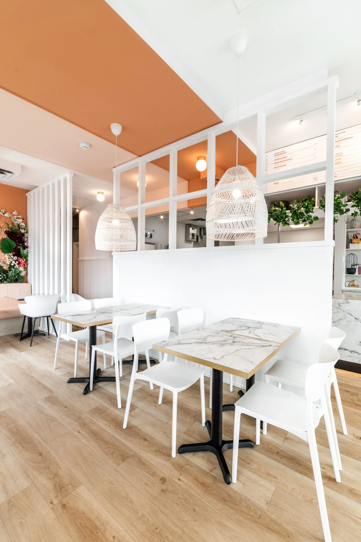 amenagement interieur restaurant, design restaurant, design commercial, designer restaurant, design commercial, Rübik Design, banquette, verrière, plantes, mur fleurs, rotin, comptoir lunch,plafond rose, stool, marbre, Blainville