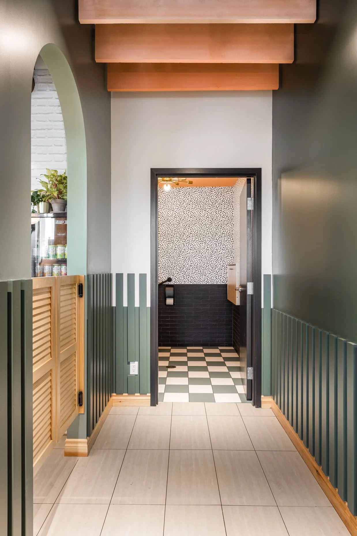 amenagement interieur restaurant, design restaurant, design commercial, designer restaurant, design commercial, Rübik Design, mur vert, brique, plantes, damier, plancher, persienne,  plafond bois, tapisserie, céramique, arche,  Trois-Rivières