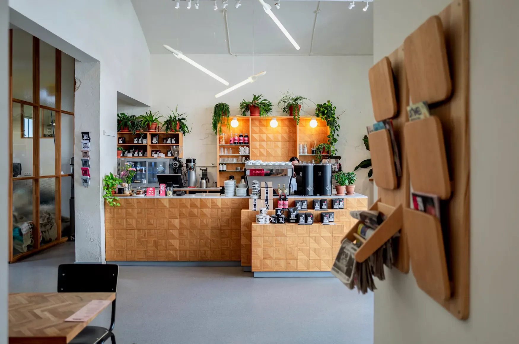 Intérieur moderne d'un magasin de détail avec étagères et produits en présentation, exemple de découpage commercial