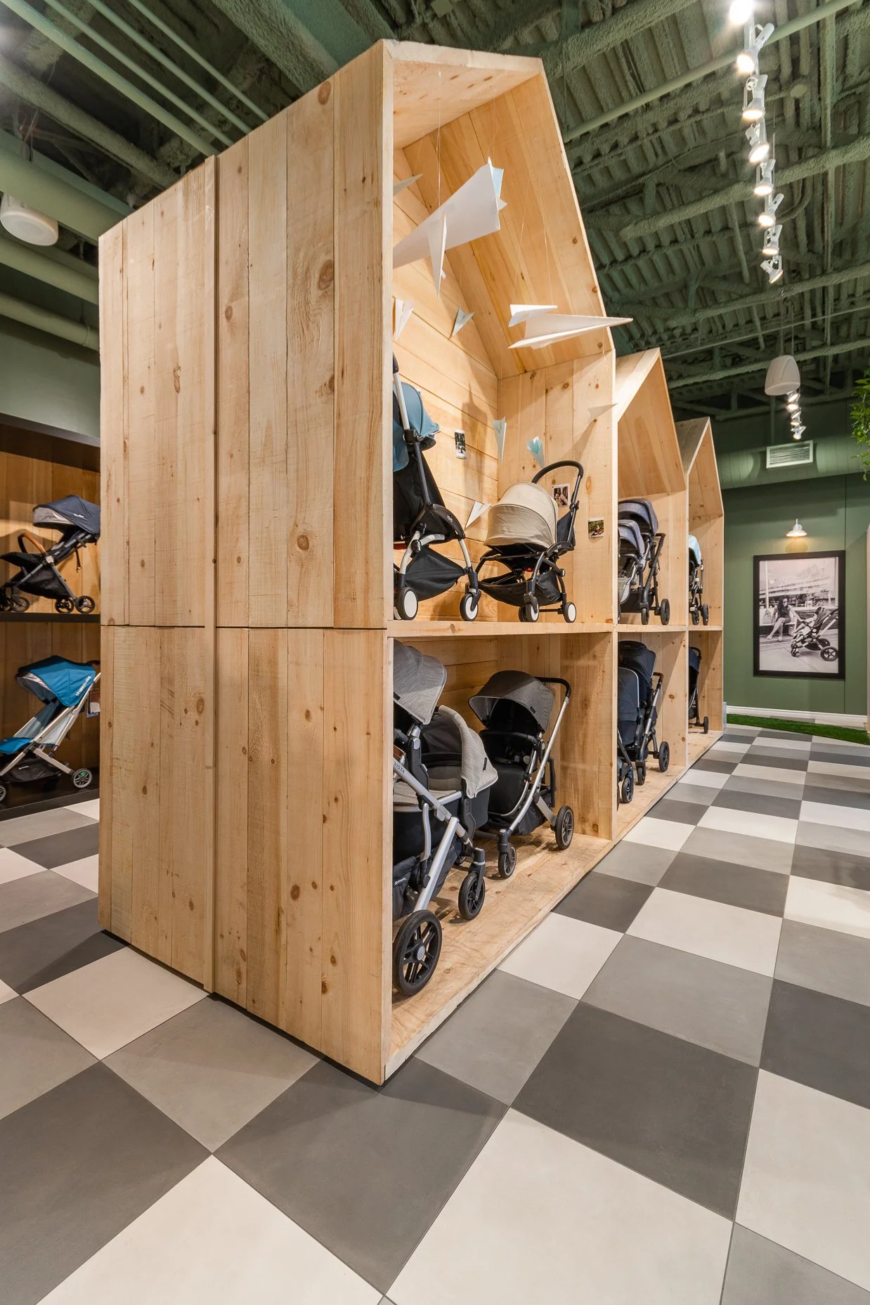 design commercial, aménagement boutique, design intérieur commercial, amenagment interieur magasin, aménagement boutique, design boutique, vêtement, présentoir, îlot, plancher motif, plafond vert, céramique, plancher damier, Rübik Design, Montréal