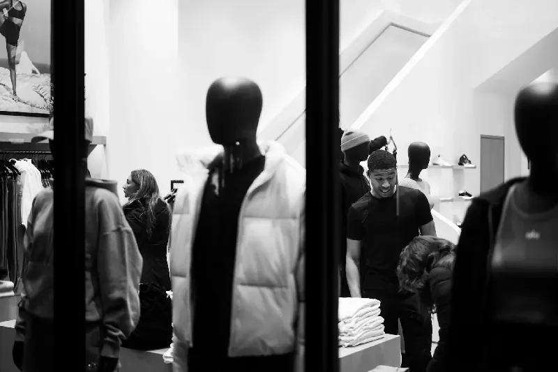 Mannequins habillés dans la vitrine d'un magasin de vêtements