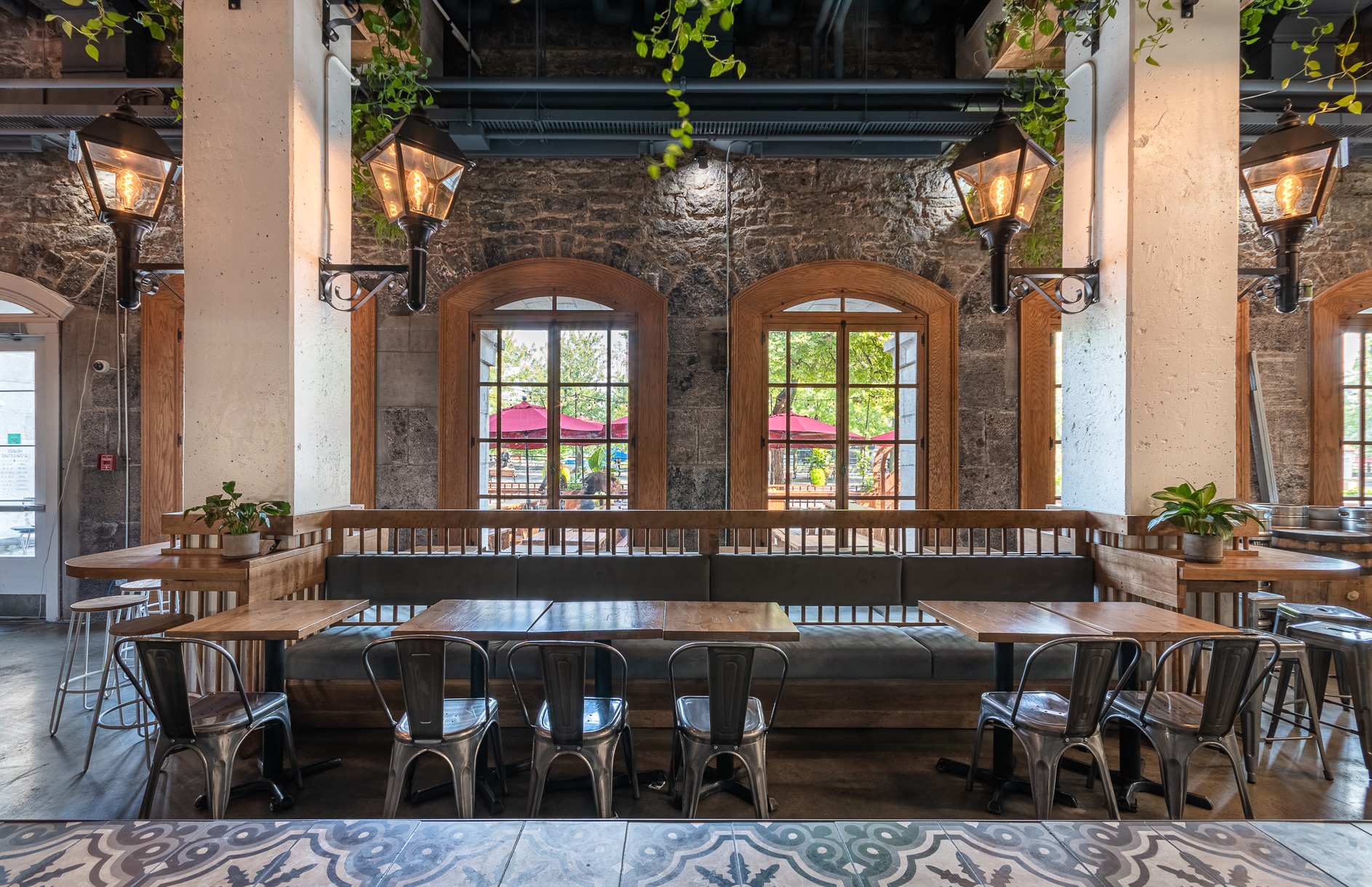 post thumbnail, aménagement intérieur restaurant, Rübik Design,  design restaurant, design commercial, designer restaurant, projet commerciaux,  microbrasserie, banquette, plafond marine, mur pierre, boiserie, fenêtre bois, luminaire, Vieux-Montréal