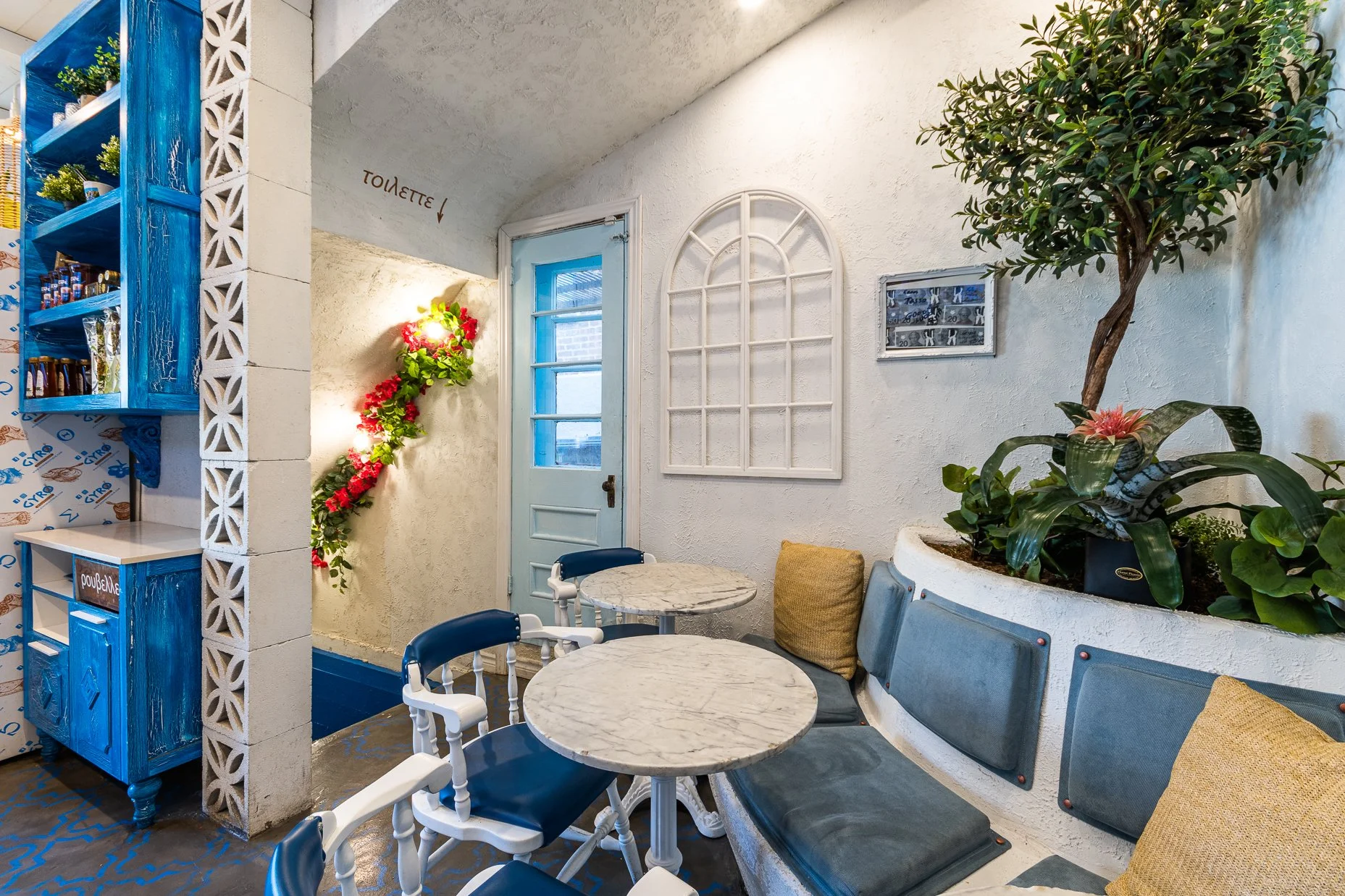 post thumbnail, amenagement interieur restaurant, design restaurant, design commercial, designer restaurant, design commercial, Rübik Design, banquette, plantes, marbre, peinture à chaux, poutres bois, breeze block, béton, bleu, Montréal, Monkland