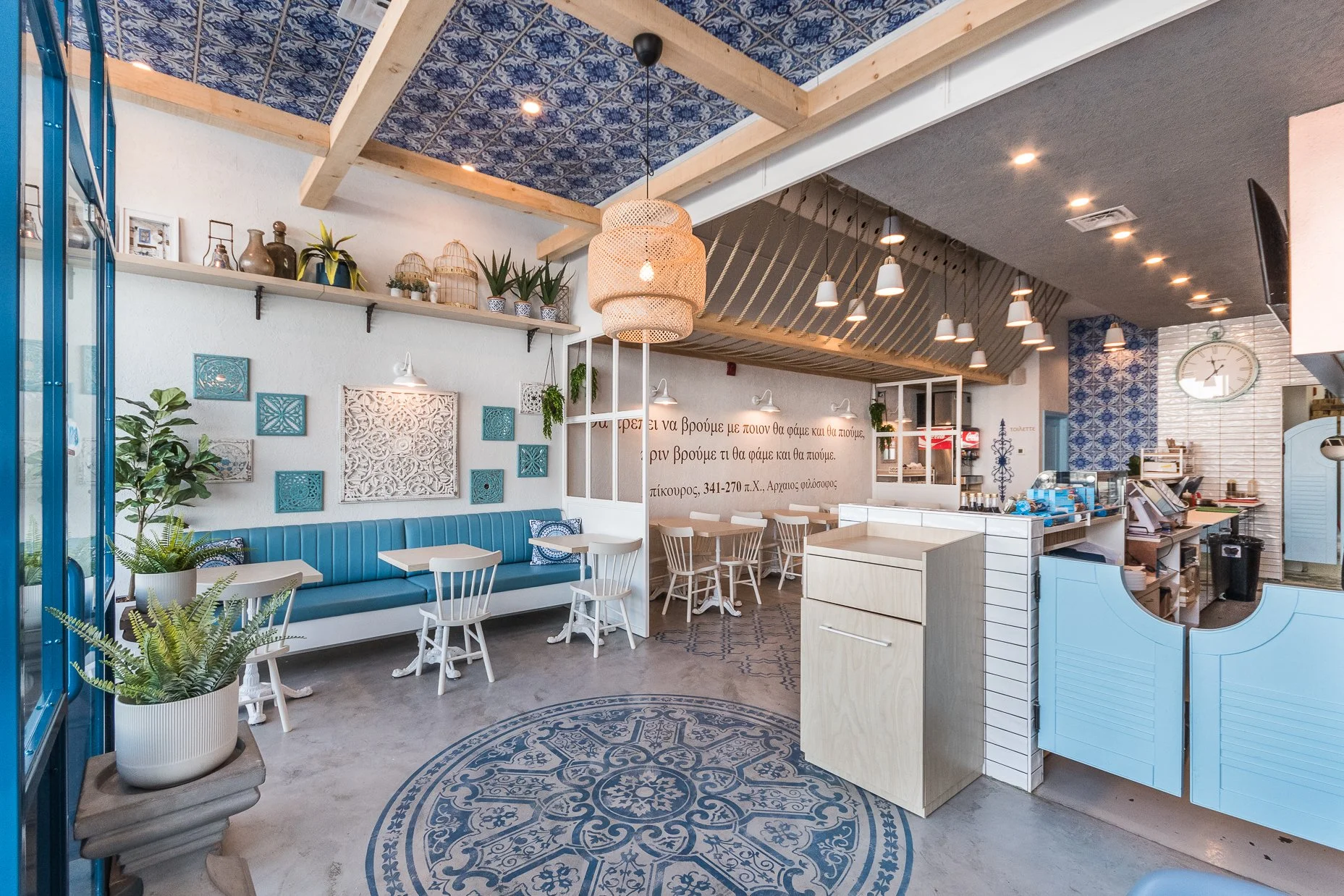 post thumbnail, amenagement interieur restaurant, design restaurant, design commercial, designer restaurant, design commercial, Rübik Design, banquette, plantes, marbre, peinture à chaux, poutres bois, motif, grec, béton, bleu, Montréal, Kirkland