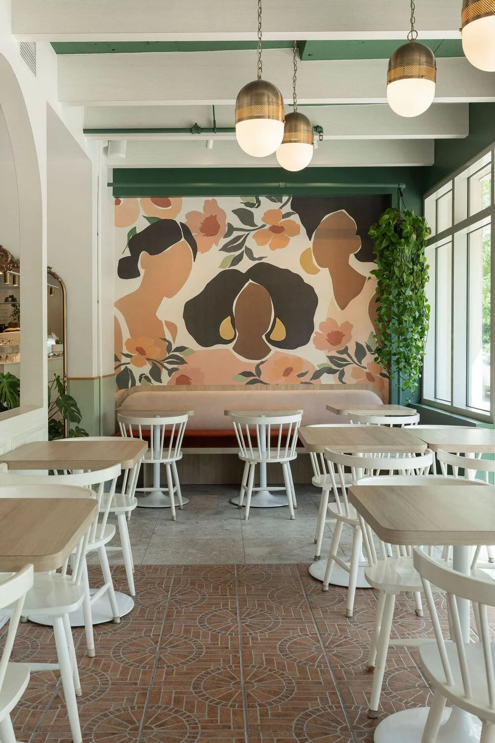 design commercial, design intérieur commercial, arche, vert, bois, marbre, restaurant, lambris, , aménagement intérieur , aménagement restaurant, Rübik Design, café, brique, poutres, façade, banquette, salle à manger, plantes, Villeray, Montréal